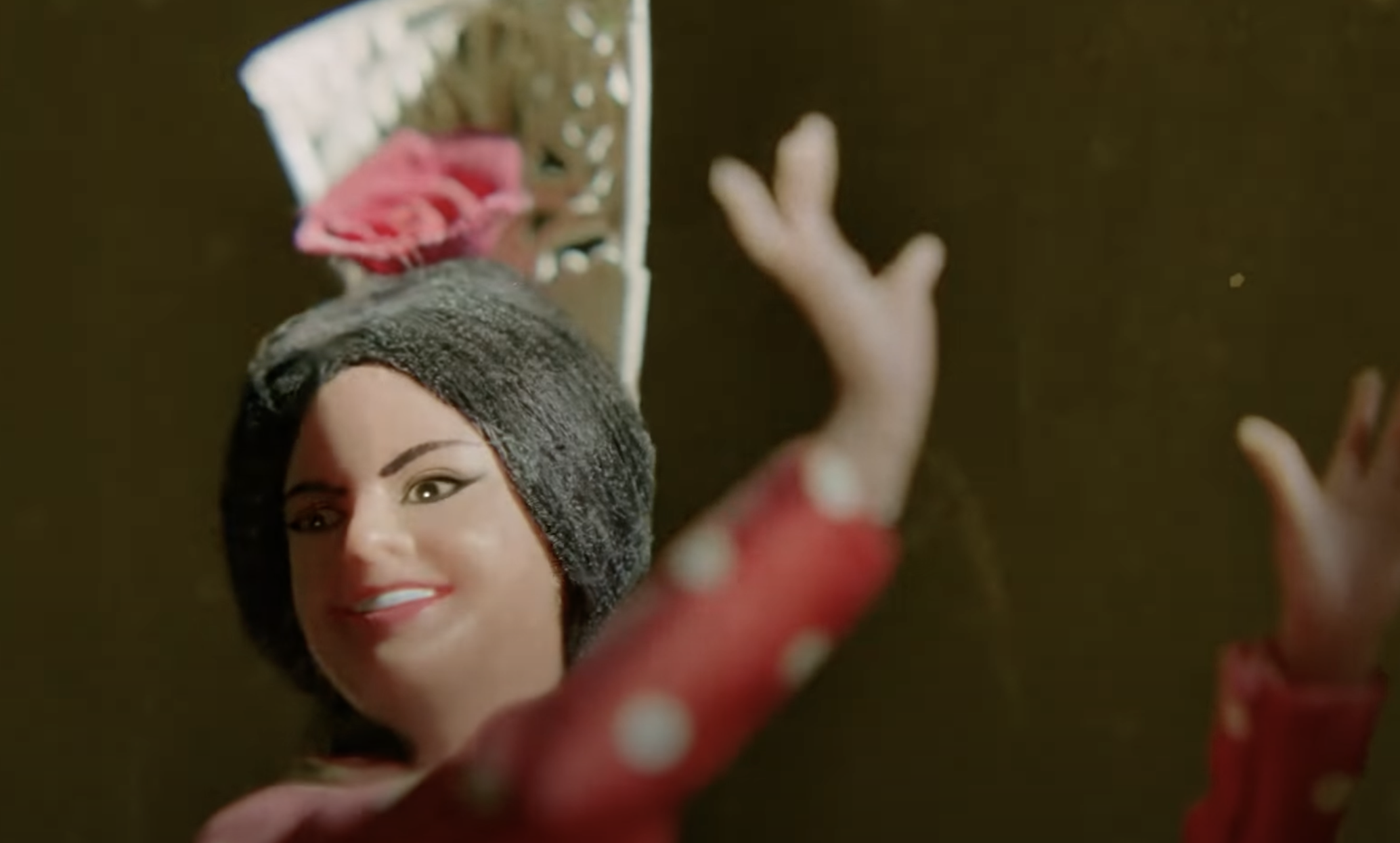 Detalle de la muñeca Marín en el anuncio.