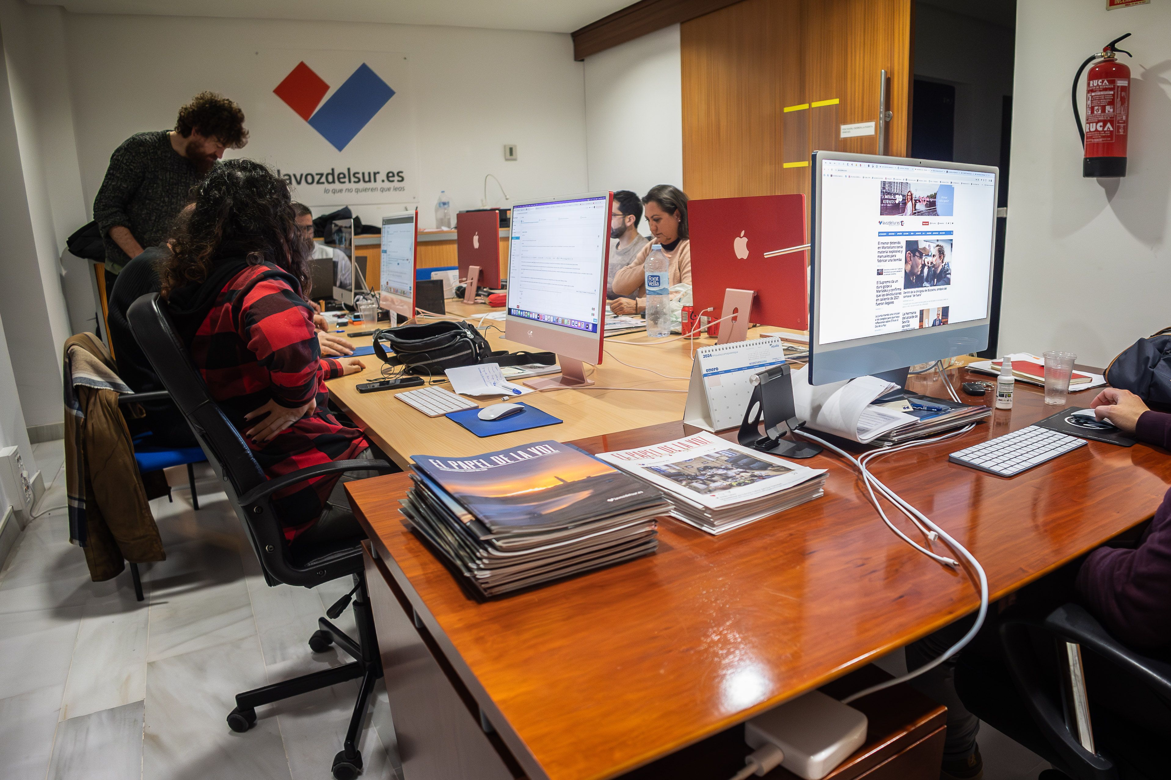 Parte de la redacción de lavozdelsur.es, trabajando en la edición digital del periódico andaluz, que crece en audiencia y facturación un año más.
