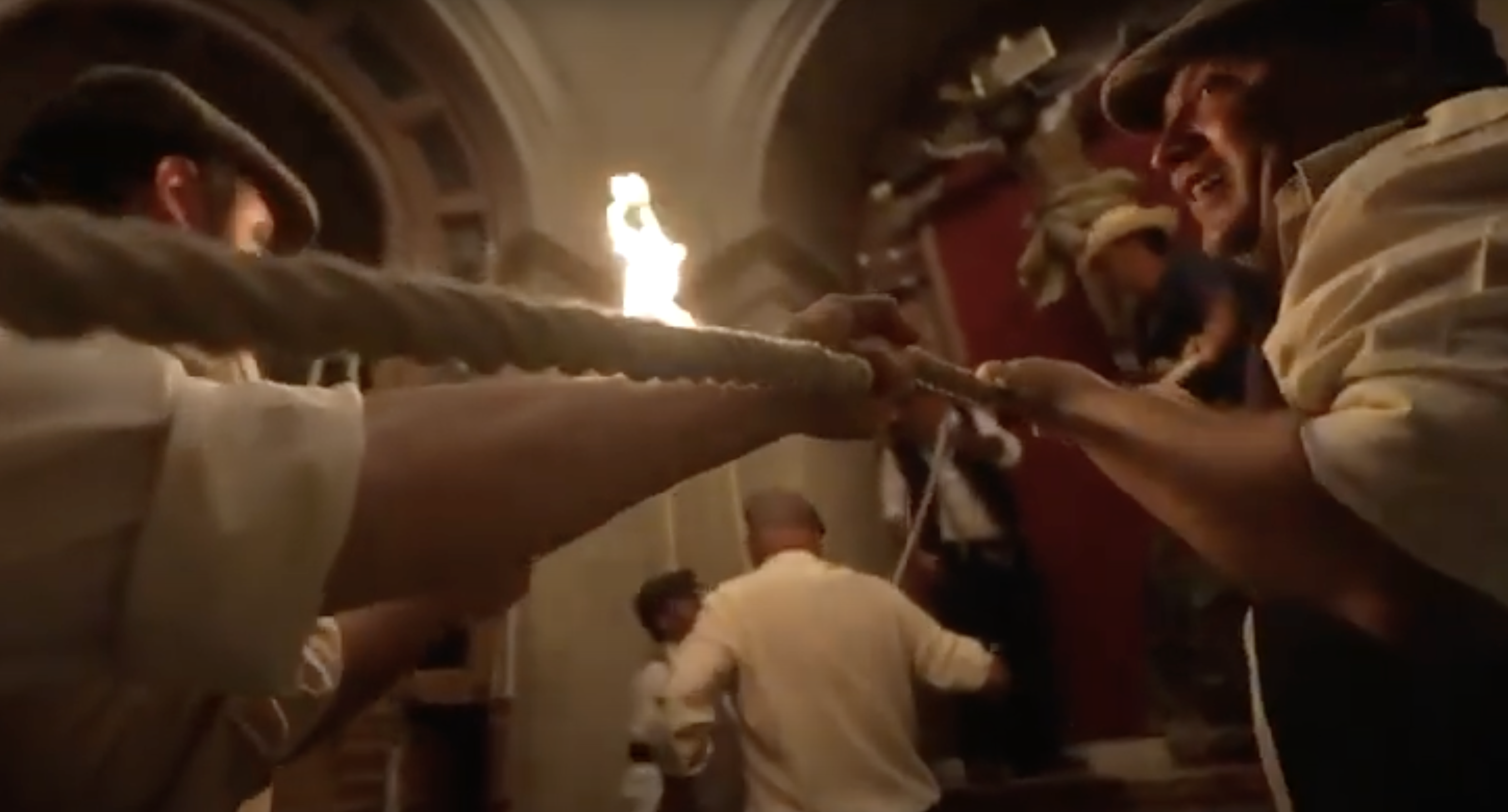 Fragmento del documental sobre el asalto al Carmen, recreando el intento de tirar al crucificado. 