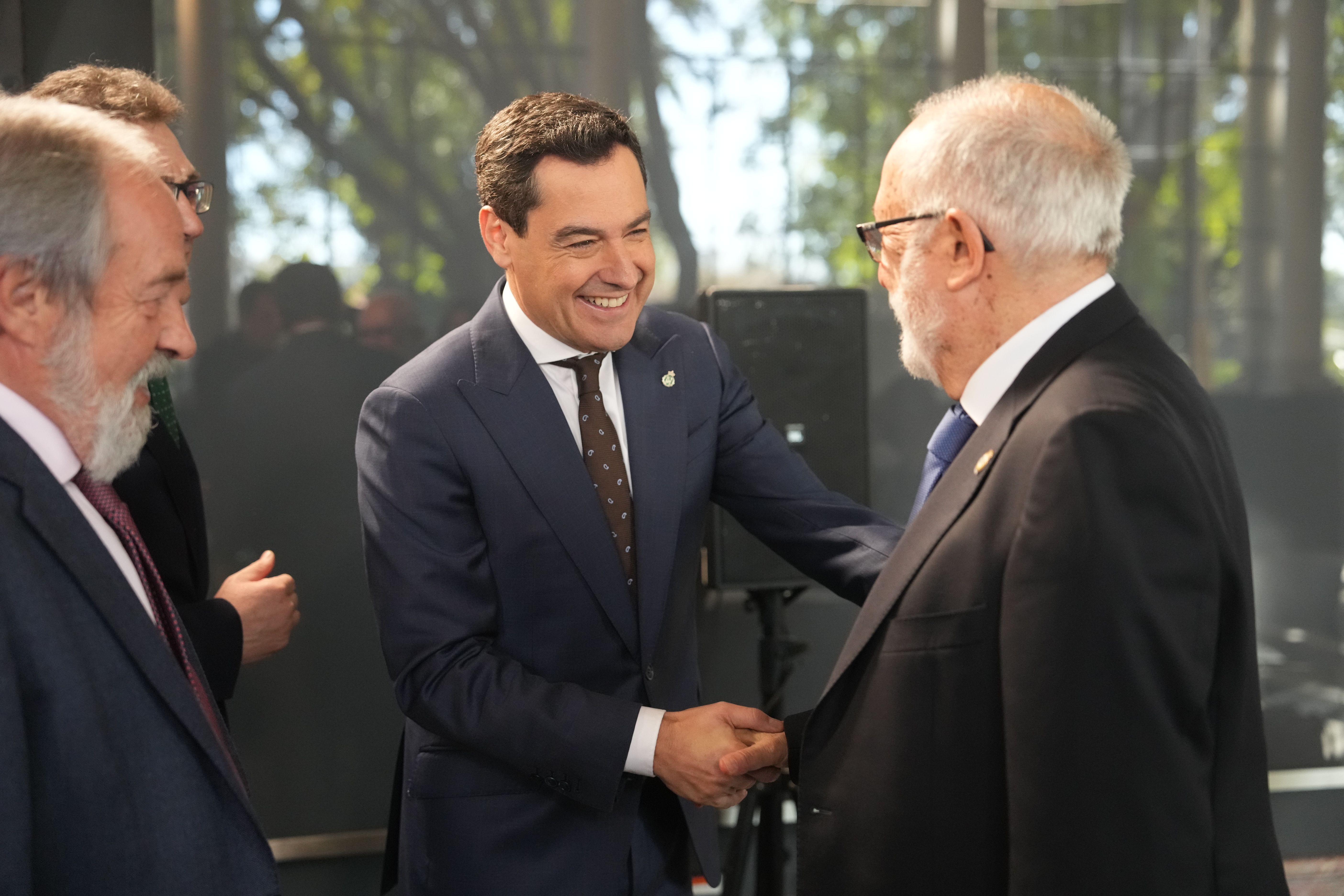 Juanma Moreno durante la reunión con el Colegio de Médicos.