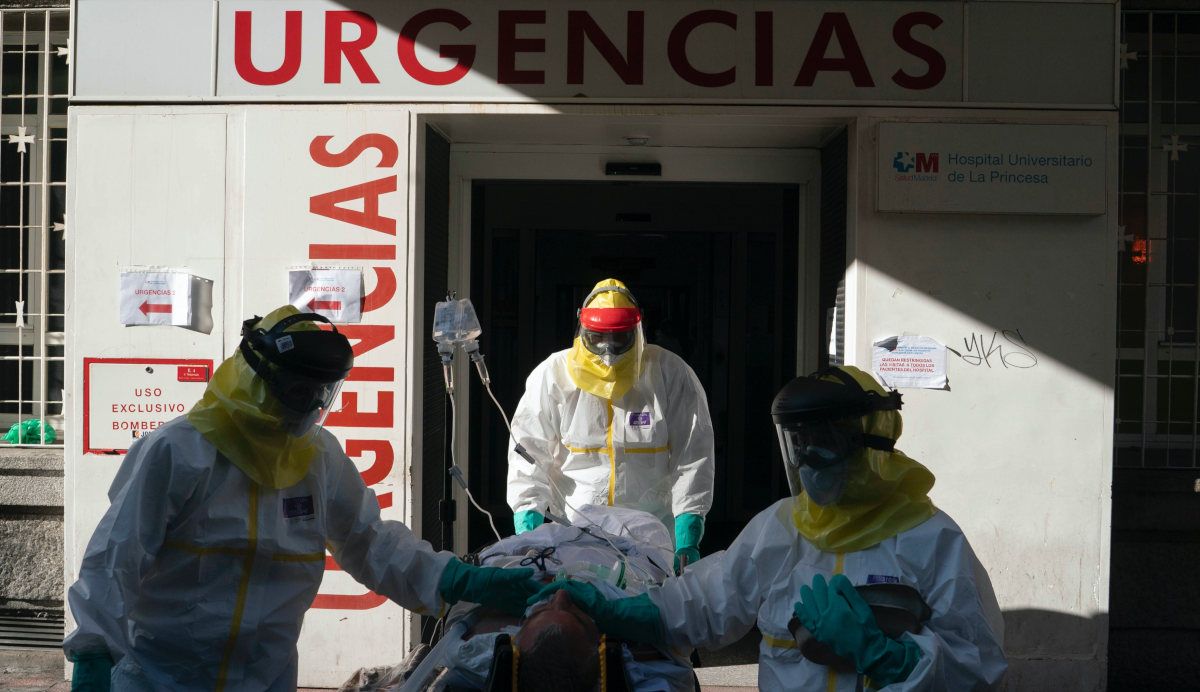 Un paciente con coronavirus es trasladado durante la pandemia. FOTO: Salud Madrid