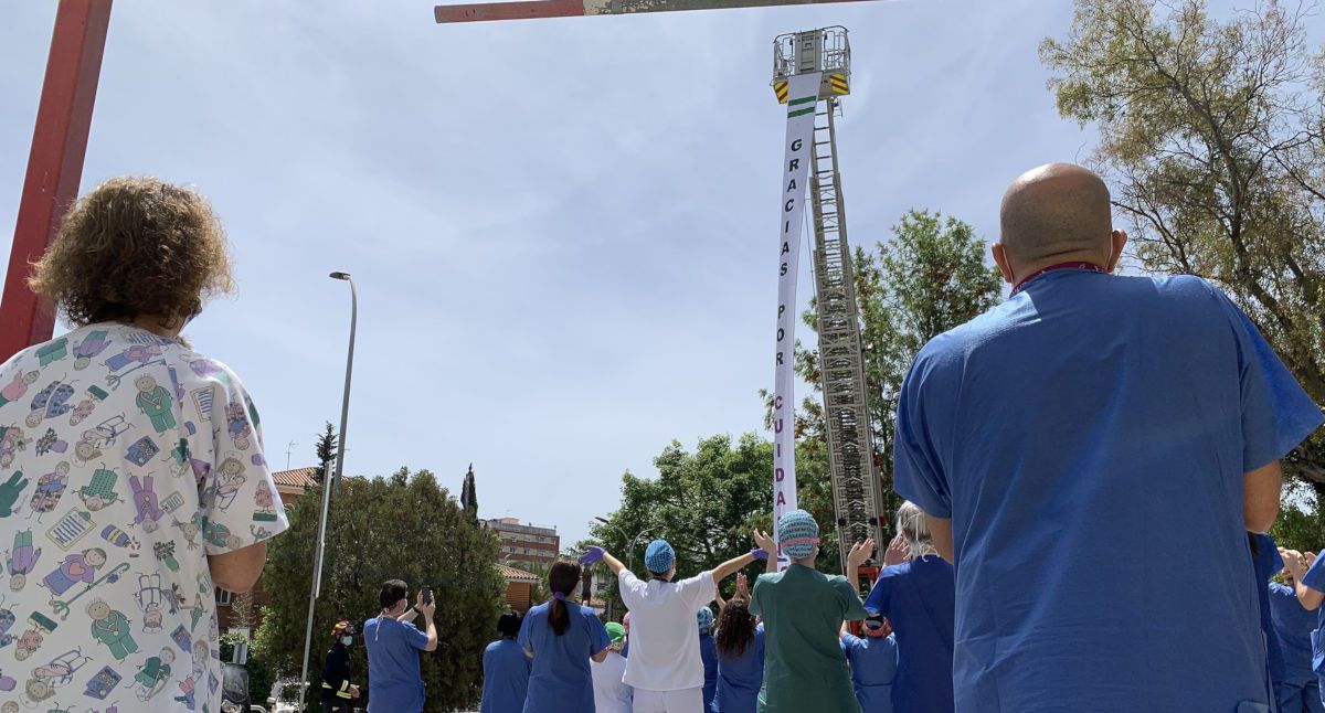 Bomberos realizan un homenaje a los sanitarios malagueños. FOTO: SAS