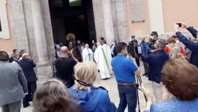 La Basílica de Valencia, abierta mostrando a la Virgen de los Desamparados.