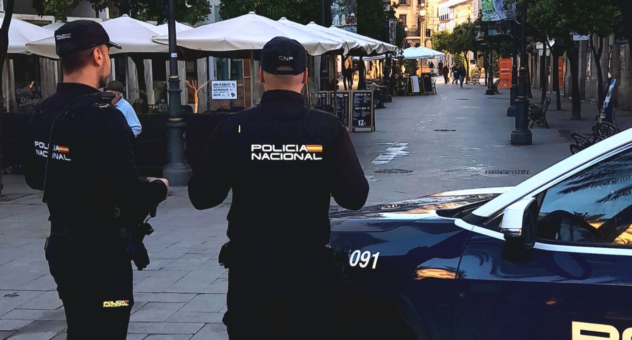 Agentes de la Policía Nacional, en el centro de Jerez. La cibercriminalidad sube en Andalucía.
