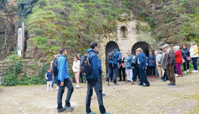 Turistas paseando por el entorno de Alcalá del Valle.