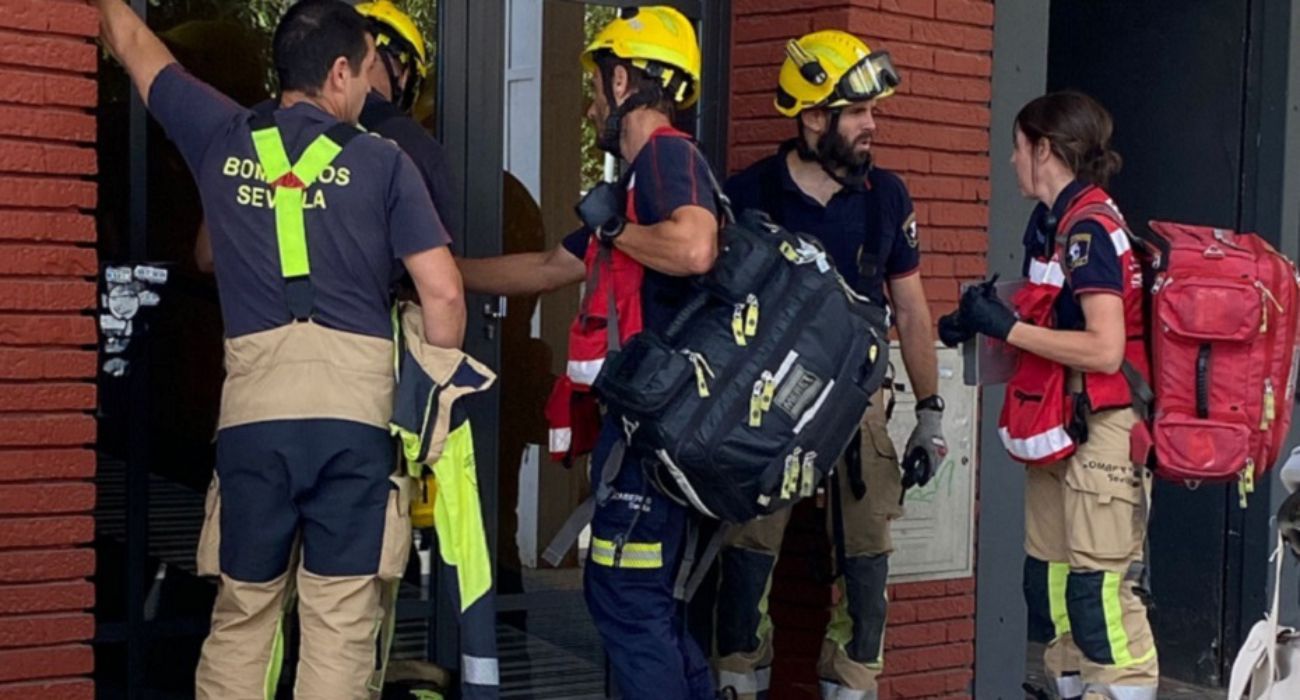 Bomberos de Sevilla, interviniendo en un incendio.