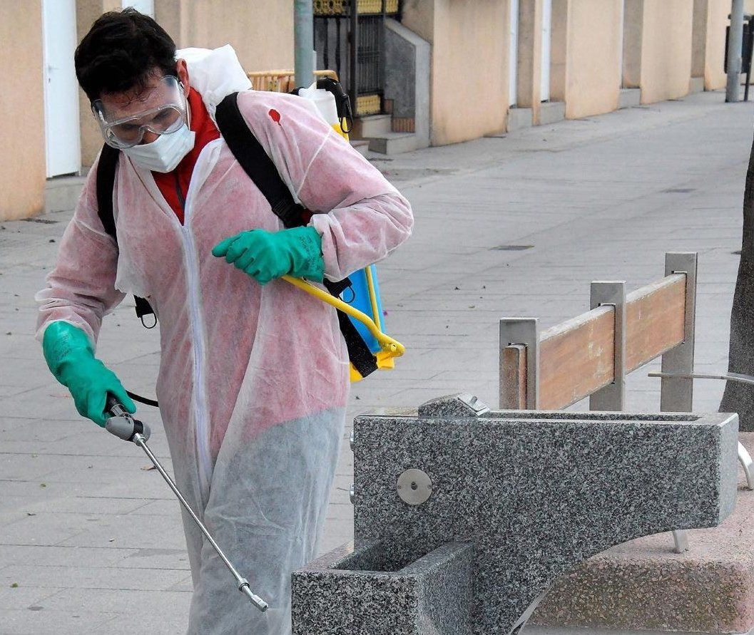 Un operario desinfecta una fuente en Cádiz.