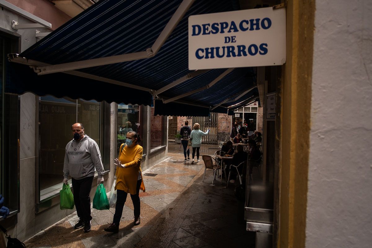 Varias personas pasean en Jerez, en una imagen de la pandemia. FOTO: MANU GARCÍA