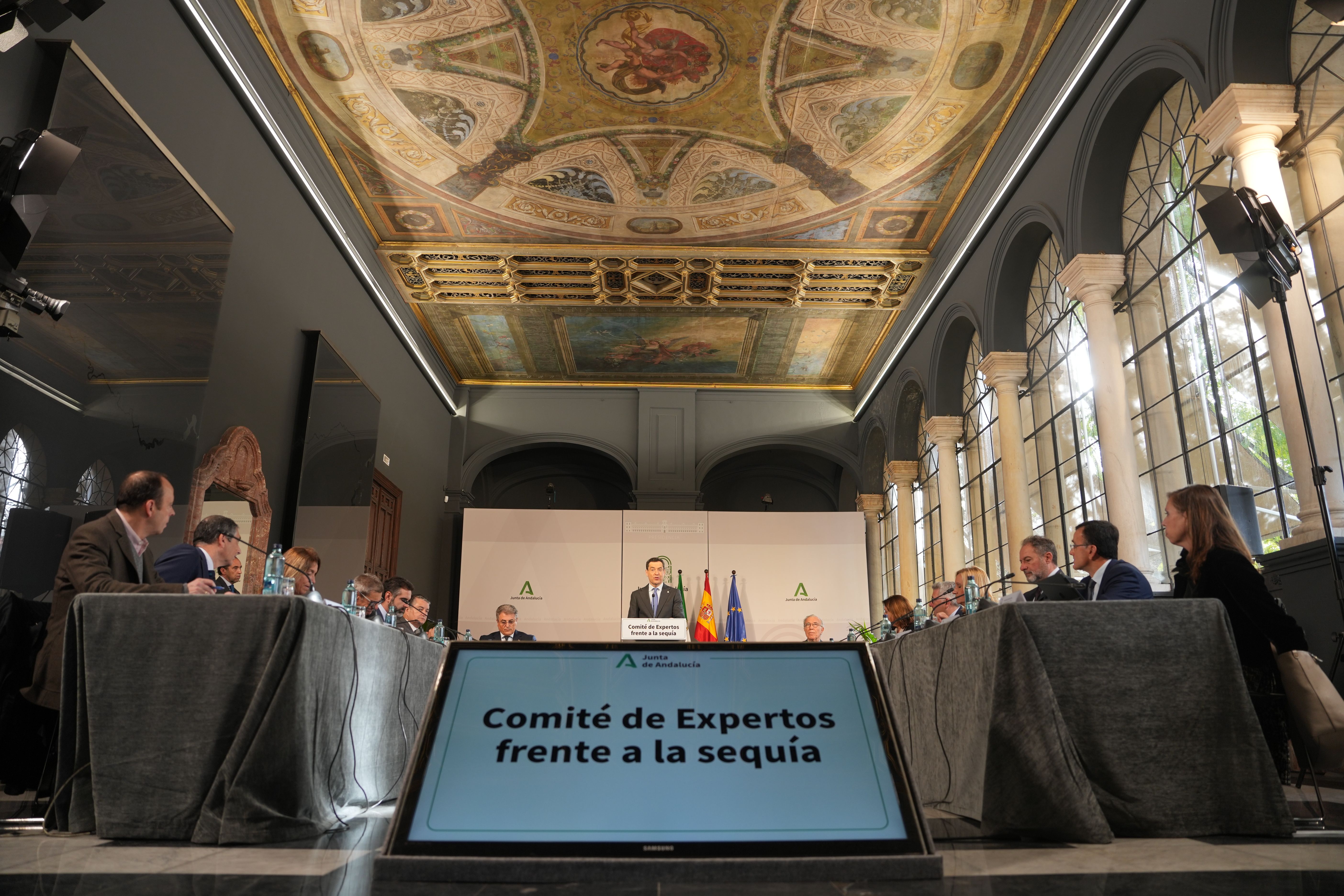 Juanma Moreno, presidente de la Jutna de Andalucía, en el Comité de Expertos sobre la Sequía donde pidió desaladoras.