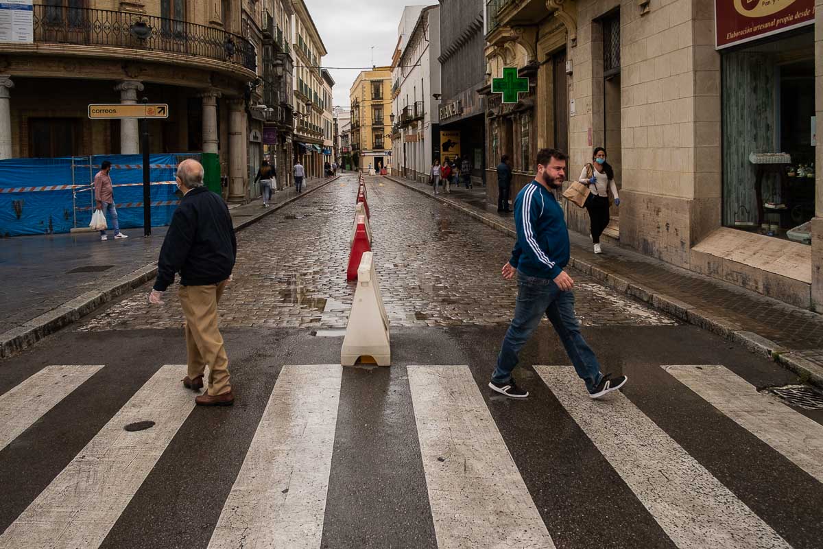 Personas, paseando por el centro de Jerez, durante la desescalada. FOTO: MANU GARCÍA