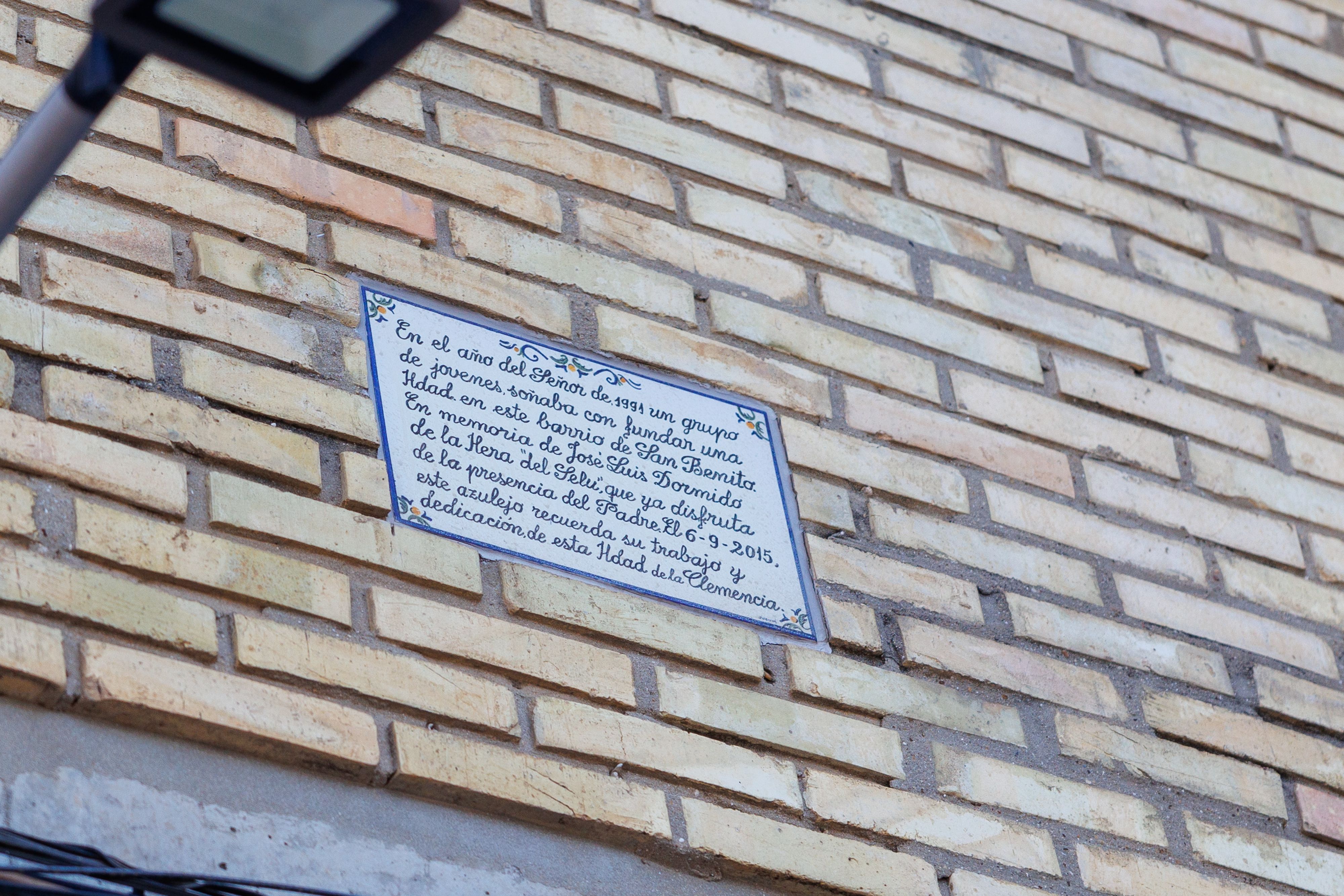 El azulejo situado sobre el establecimiento en recuerdo de Selu.