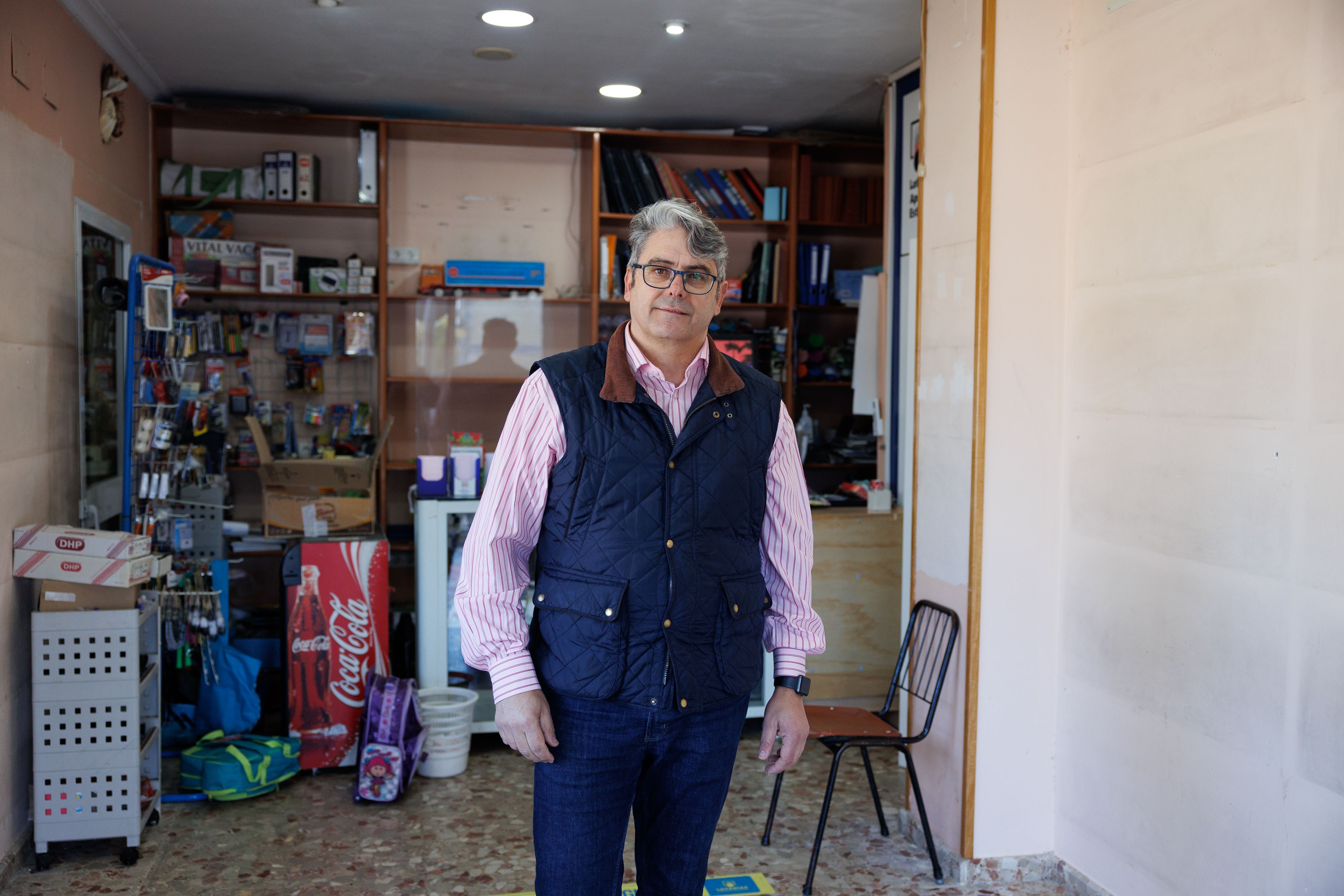 Eduardo Biedma ante una tienda ya casi vacía de artículos.