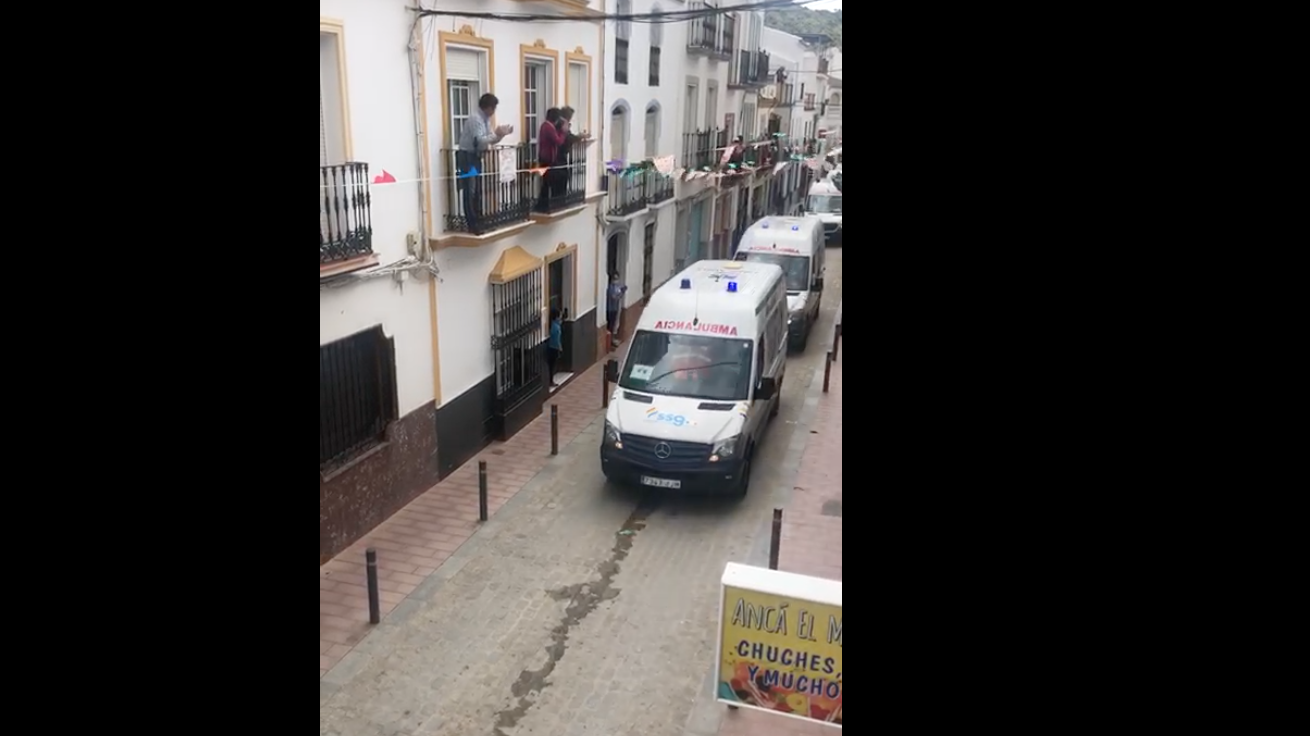 Recibimiento a personas mayores de la residencia de Alcalá del Valle. IMAGEN: CANAL SUR
