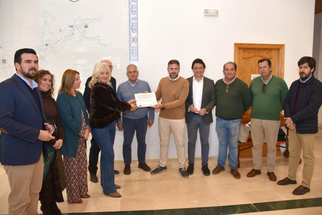 Colombo entregando la placa identificativa a la Comunidad de Regantes de Guadalcacín.