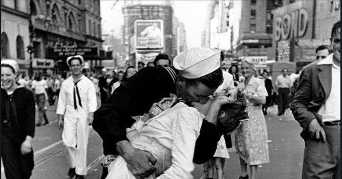 El beso, la icónica foto tomada por  Alfred Eisenstaedt el 'Día de la Victoria', cuando concluyó la II Guerra Mundial.