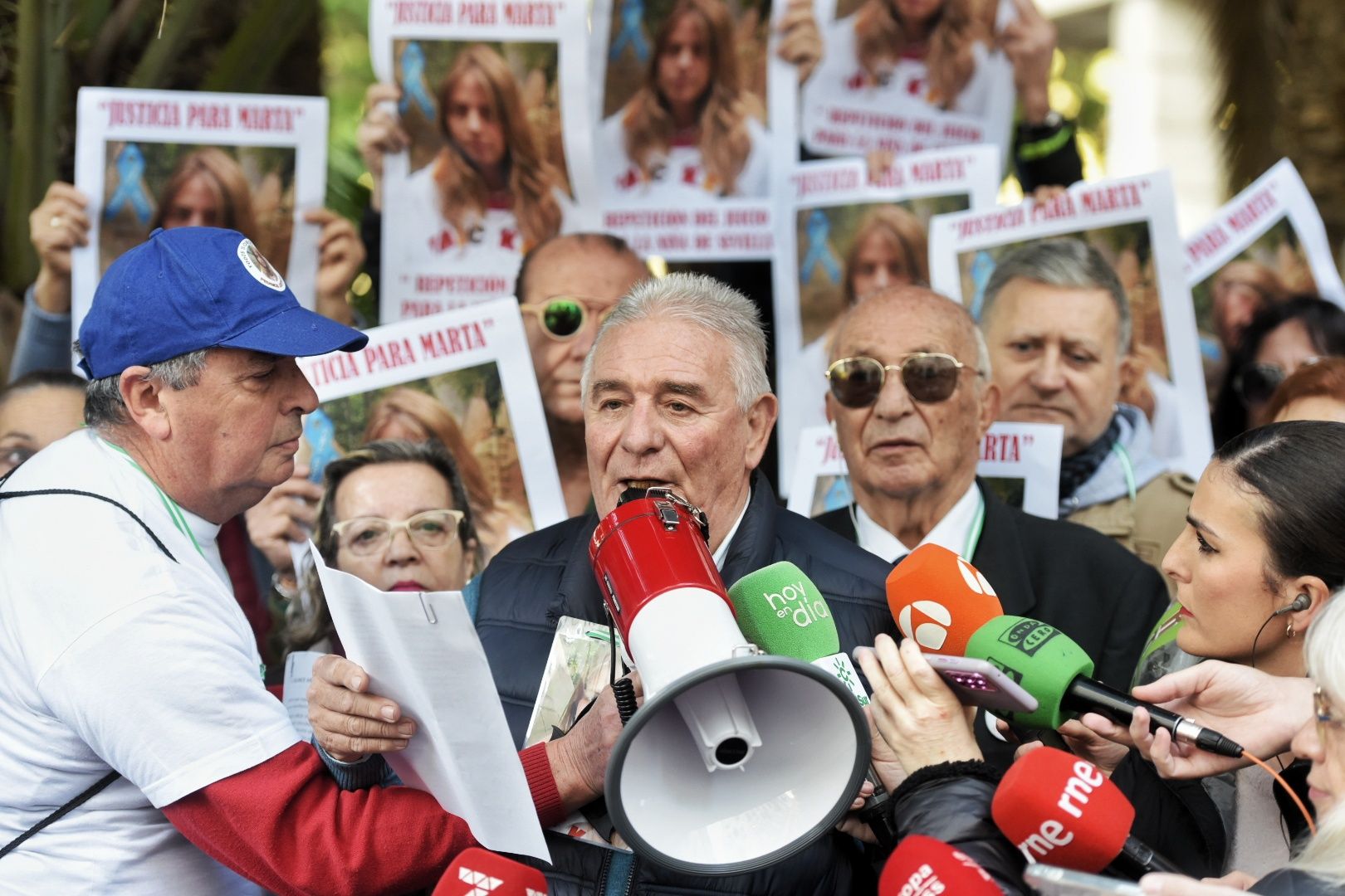 El abuelo de Marta del Castillo, en una concentración para reclamar justicia por la joven sevillana asesinada.