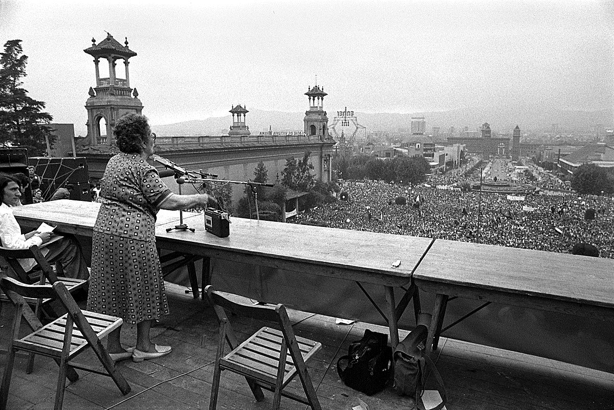 Federica Montseny habla en el miting histórico de la CNT en Barcelona en 1977. El primer mitin del sindicato después de 40 años de dictadura. 