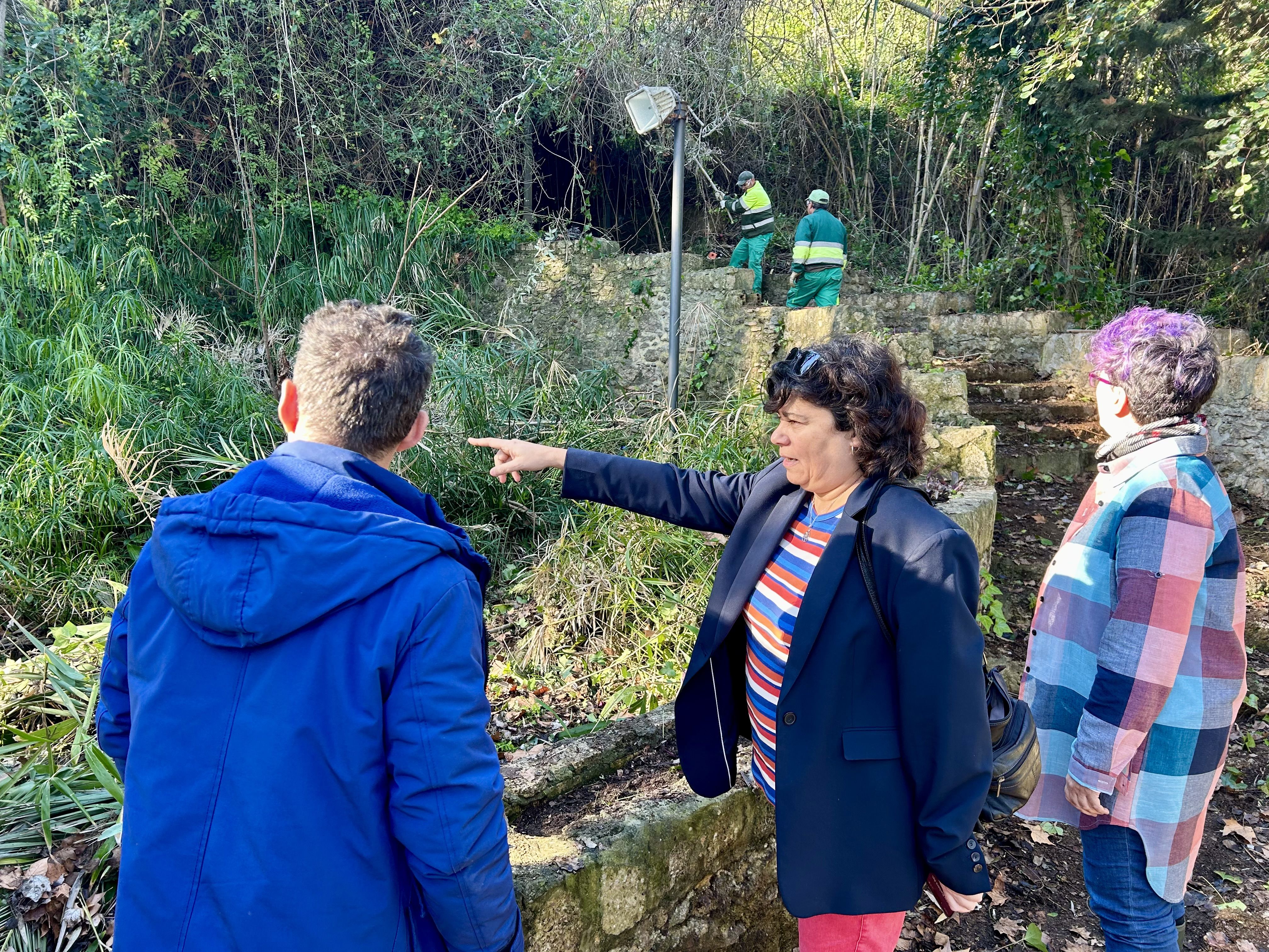Carmen Álvarez durante la visita al Jardín de las Piletas. 