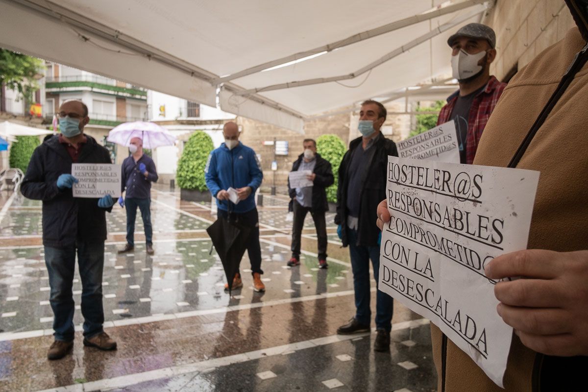 Los propietarios de los bares del centro, concentrados esta mañana en Plateros. FOTO: MANU GARCÍA.