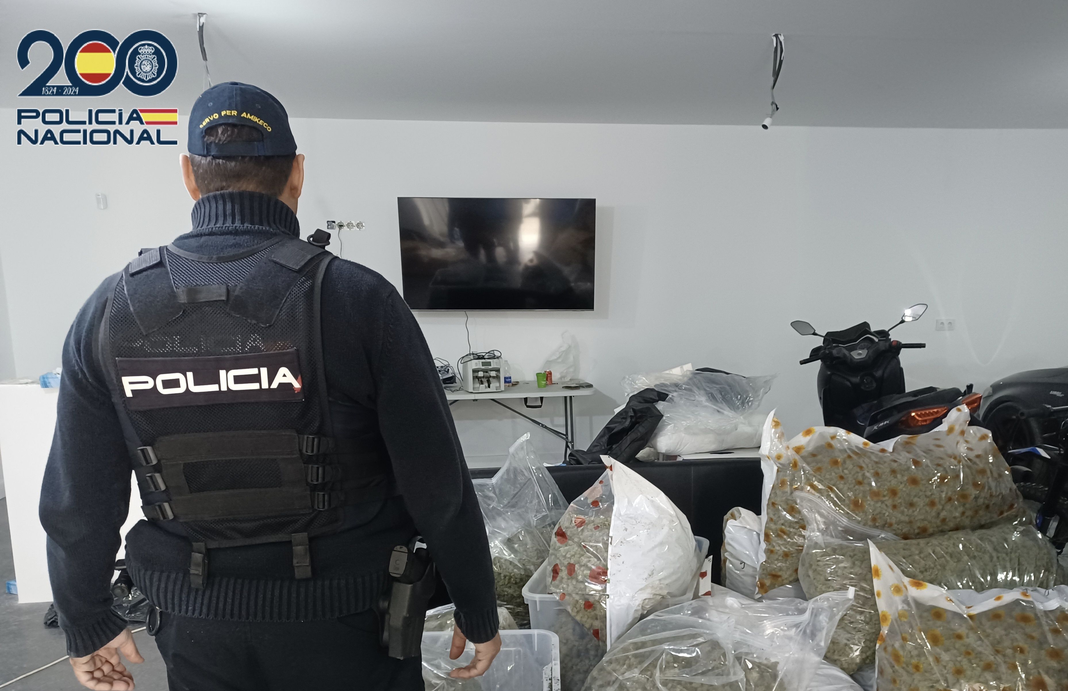 Un Policía Nacional, ante la droga incautada en Sanlúcar.