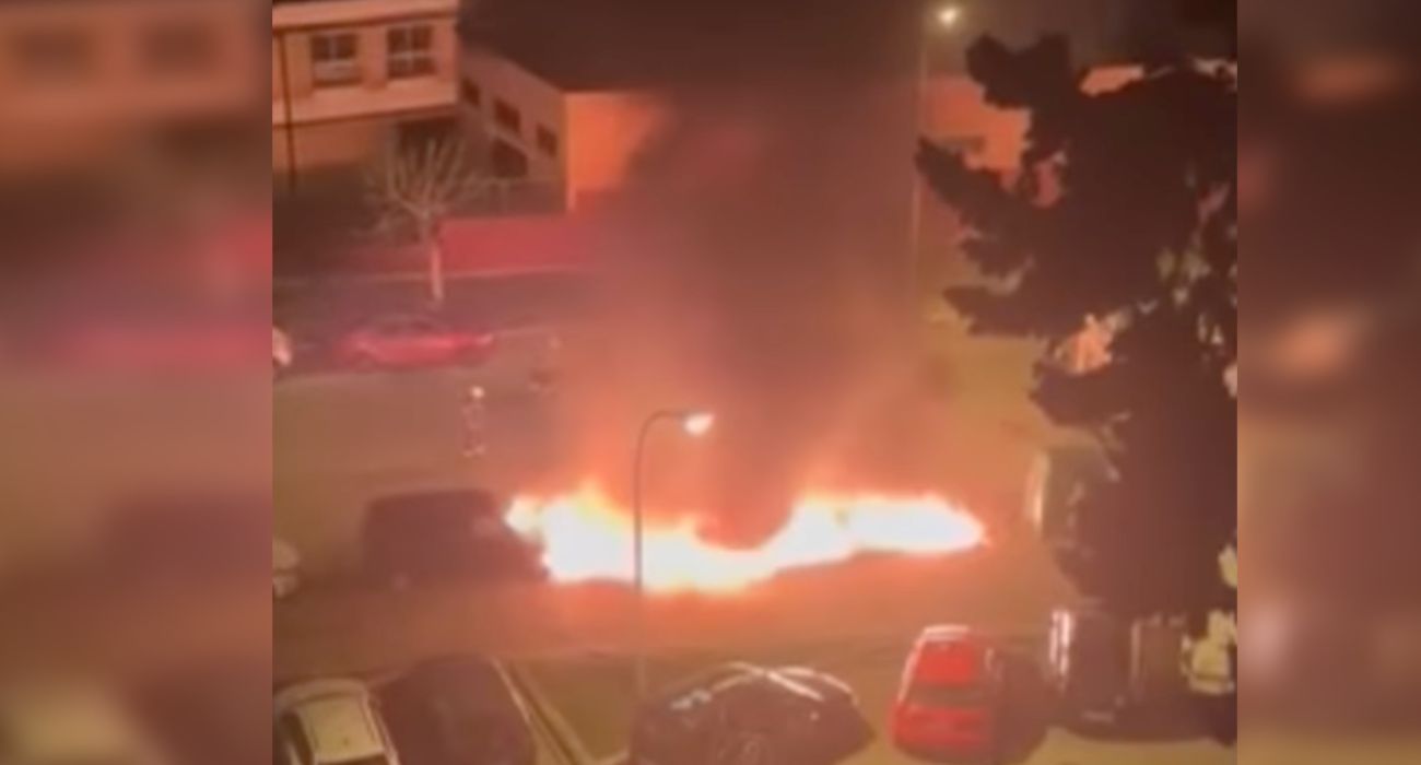 El incendio que ha tenido lugar esta madrugada en la barriada de Icovesa.   FOTO: JEREZ TV