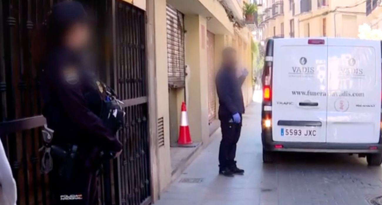 Vehículo de la funeraria, en el edificio donde fue asesinado el sacerdote. Vehículo de la funeraria, en el edificio donde fue asesinado el sacerdote.