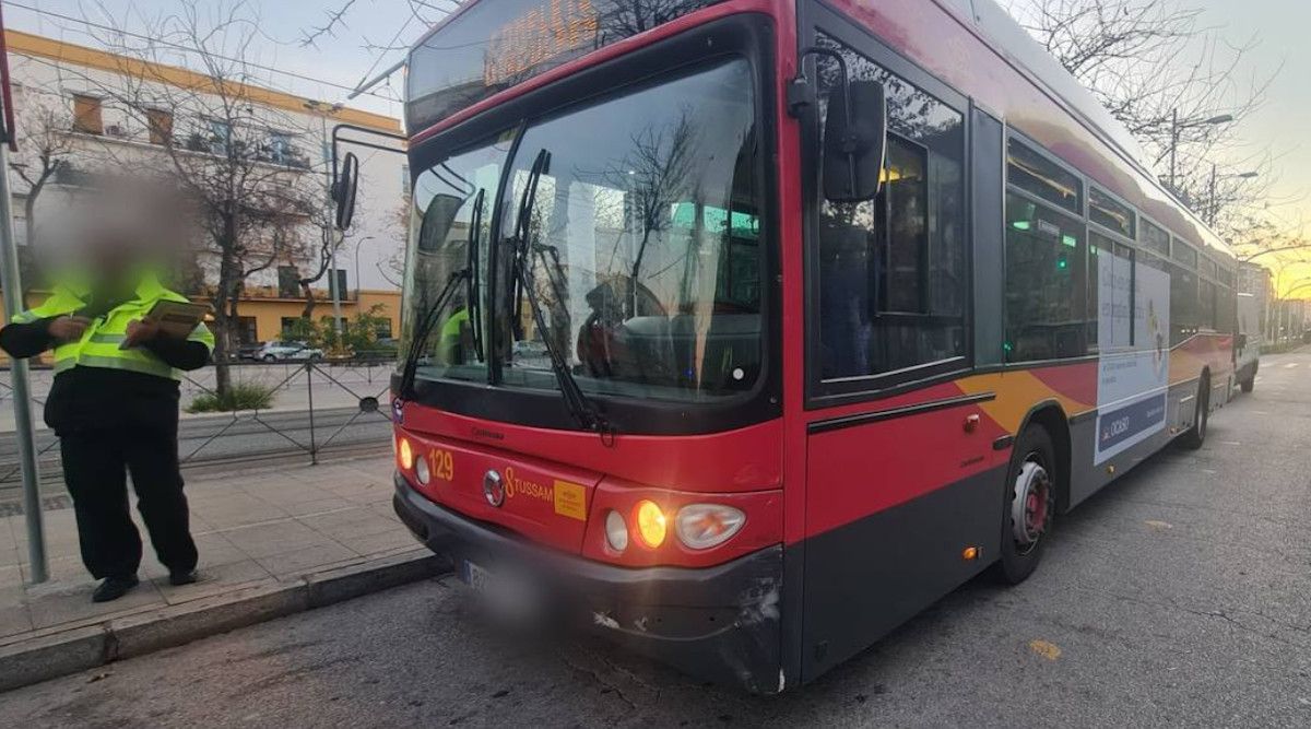 Un conductor de autobús de Tussam evita una tragedia en Sevilla.