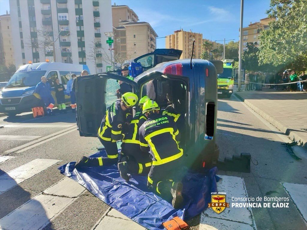Un hombre tuvo que ser excarcelado por los bomberos en Algeciras.