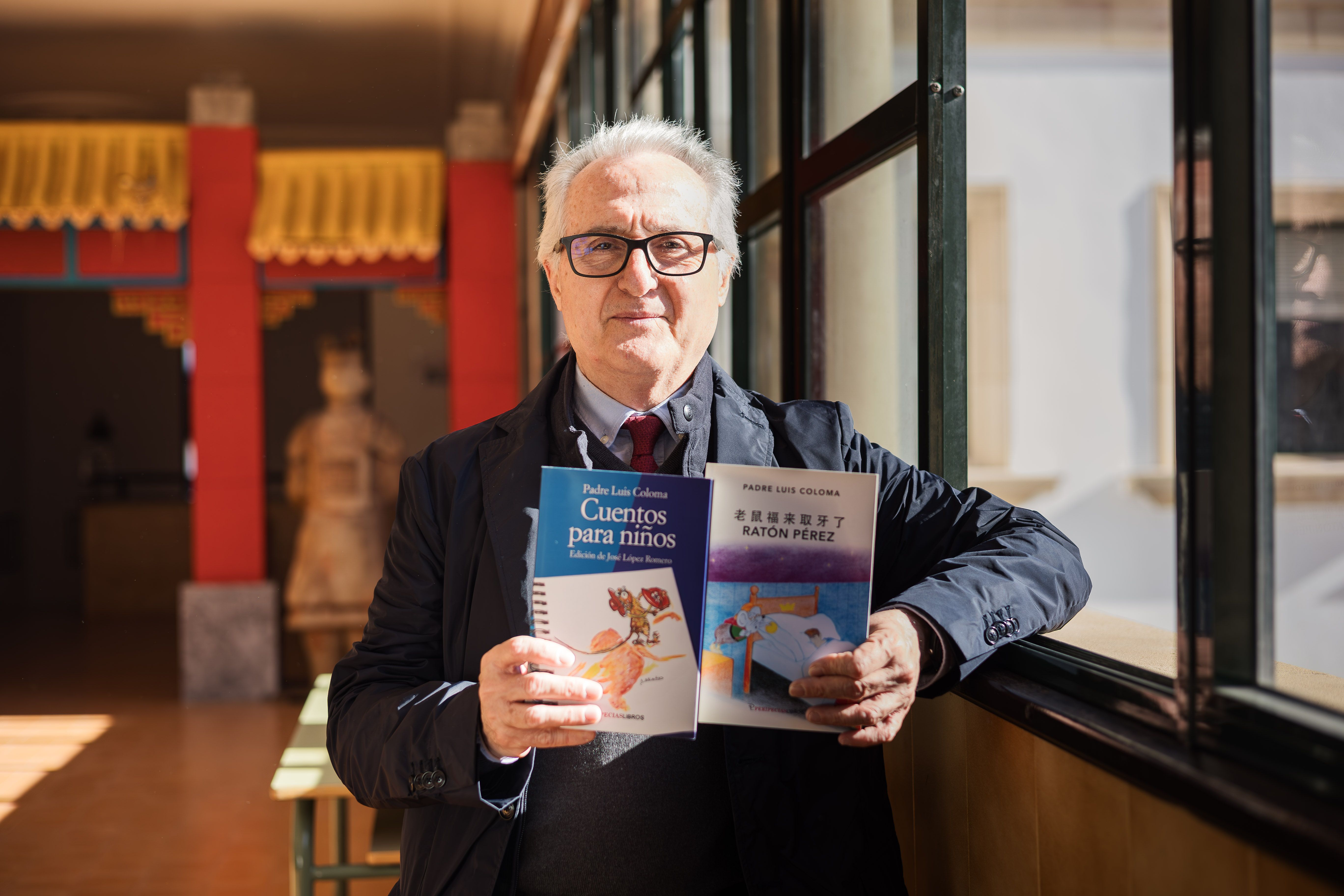 Jose López, autor de un libro sobre elos cuento de Luis Coloma, con un ejemplar de su obra y con otro con la traducción al chino del Ratoncito Pérez.
