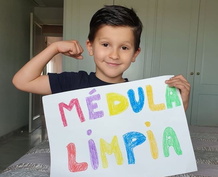 Martín, con el cartel que le hizo su madre para celebrar su curación. 