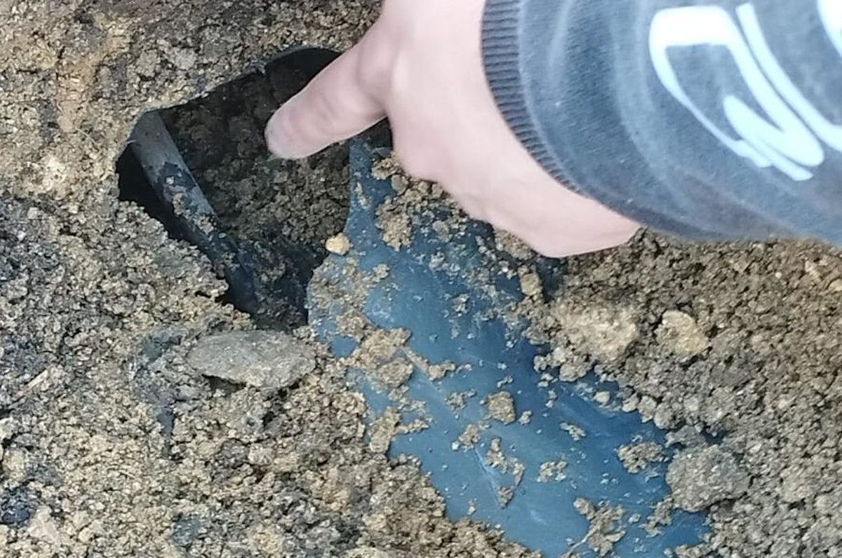 Cables con tensión enterrados a poca profundidad.