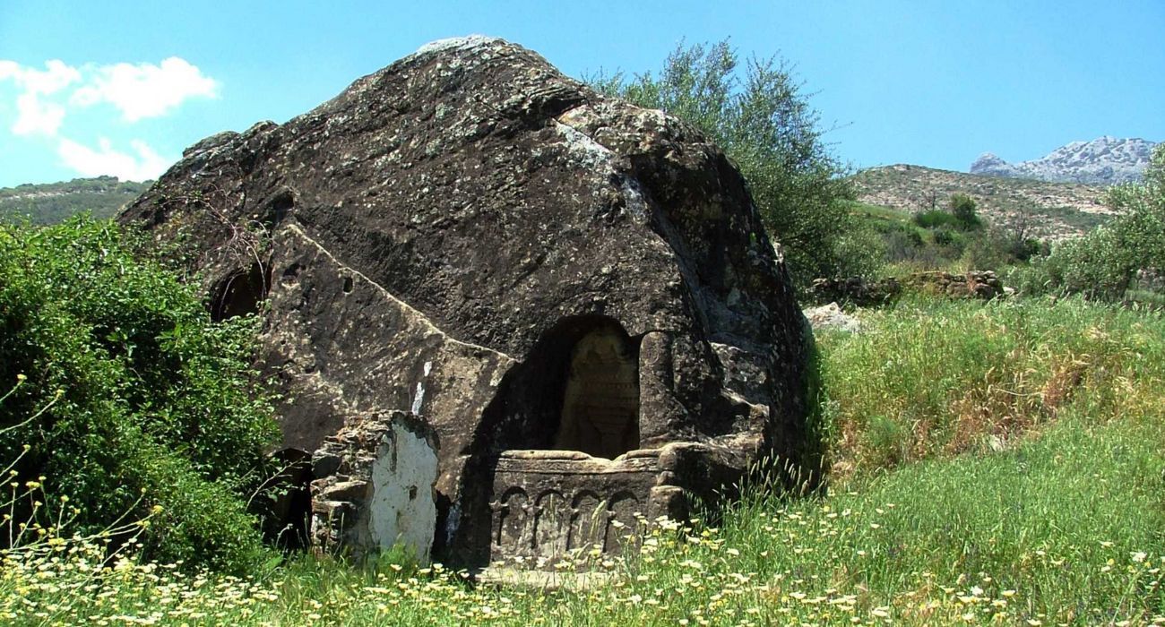La Casa de Piedra, excavada en una roca y situada entre la Sierra de Grazalema y Los Alcornocales.