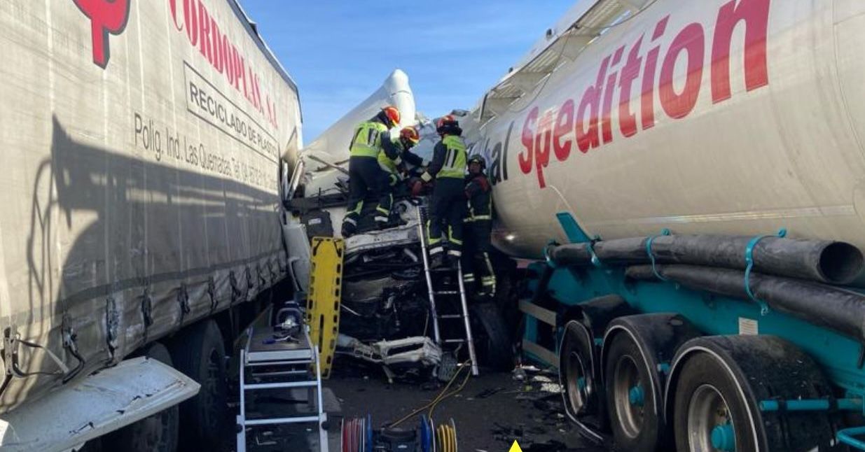 Servicios de emergencias, tras el accidente en Ciudad Real en el que han muerto un padre y sus dos hijos. Servicios de emergencias, tras el accidente en Ciudad Real en el que han muerto un padre y sus dos hijos.