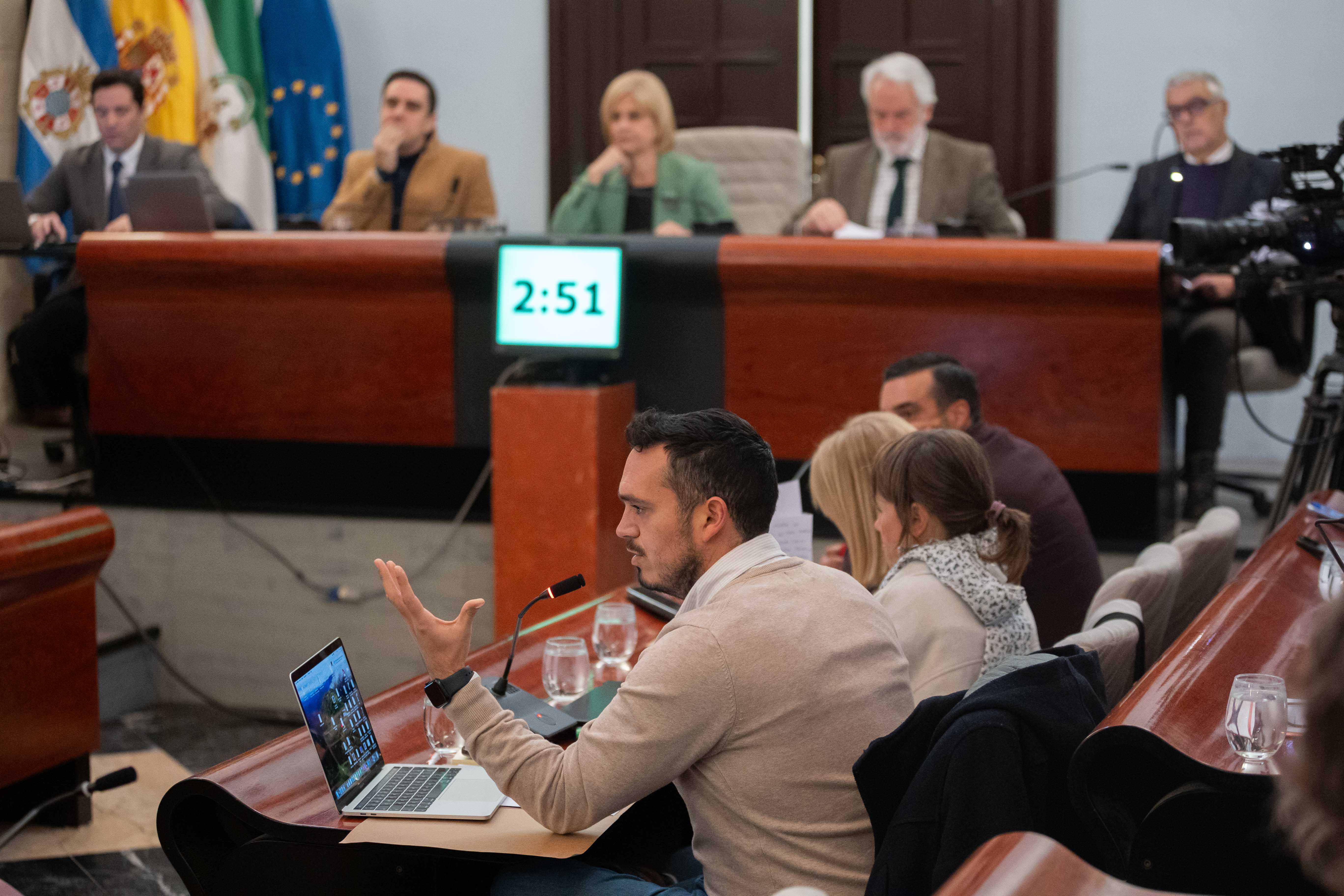 El pleno vivió un momento tenso con la interpelación llegada desde el PSOE. El pleno vivió un momento tenso con la interpelación llegada desde el PSOE.