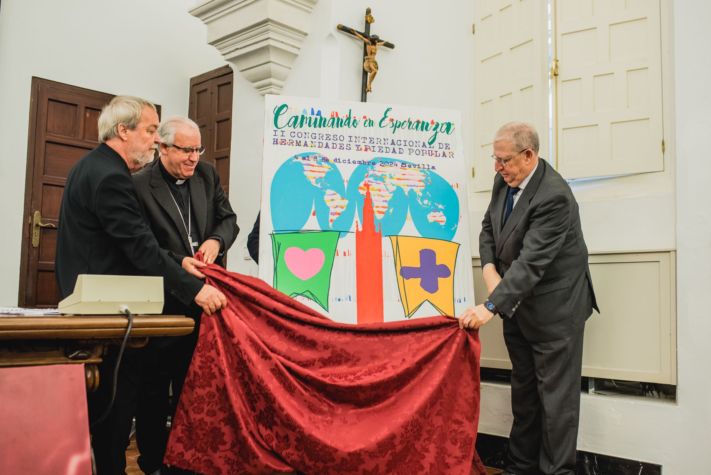 Presentado el congreso cofrade internacional de Sevilla al que "es muy difícil que venga el Papa". El arzobispo y el presidente del Consejo descubriendo el cartel de Cuervo.