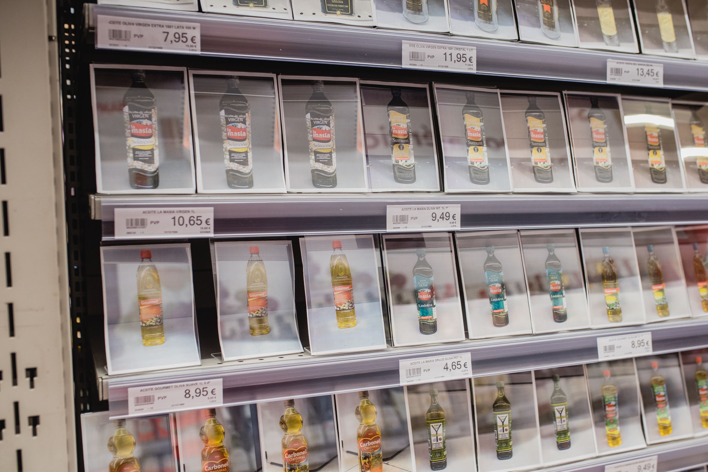 Imágenes sustituyen a los aceites en un supermercado de Sevilla.