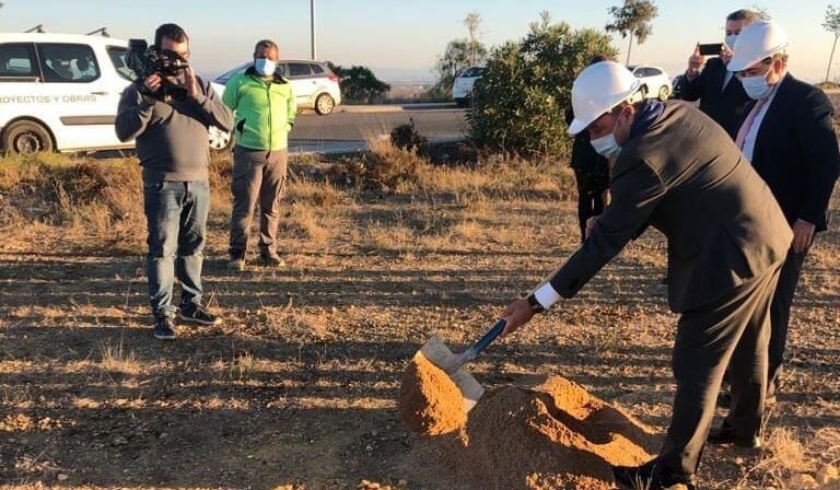 La primera piedra del tanatorio privado de Mairena del Alcor.