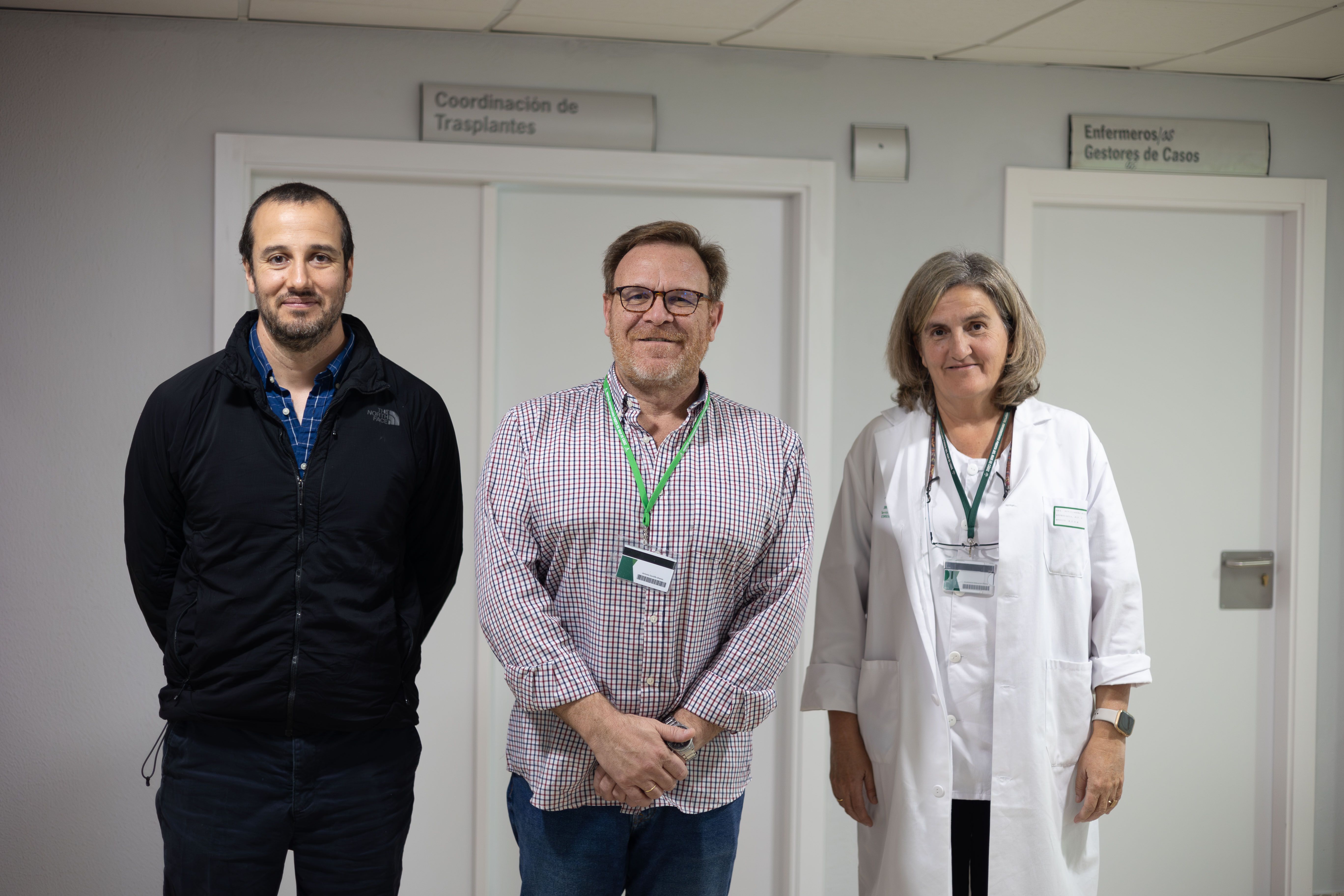 Los doctores Andrés Bujes (intensivista en estancia), Antonio Gordillo (coordinador de trasplantes) y Auxiliadora Mazuecos (jefa de Nefrología), en el hospital Puerta del Mar.