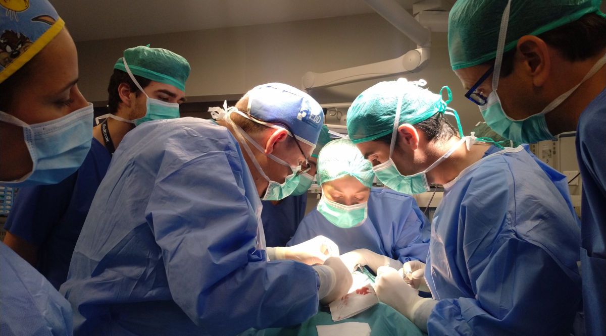 Una intervención quirúrgica, el pasado 2019, en el Virgen del Rocío. FOTO: SAS