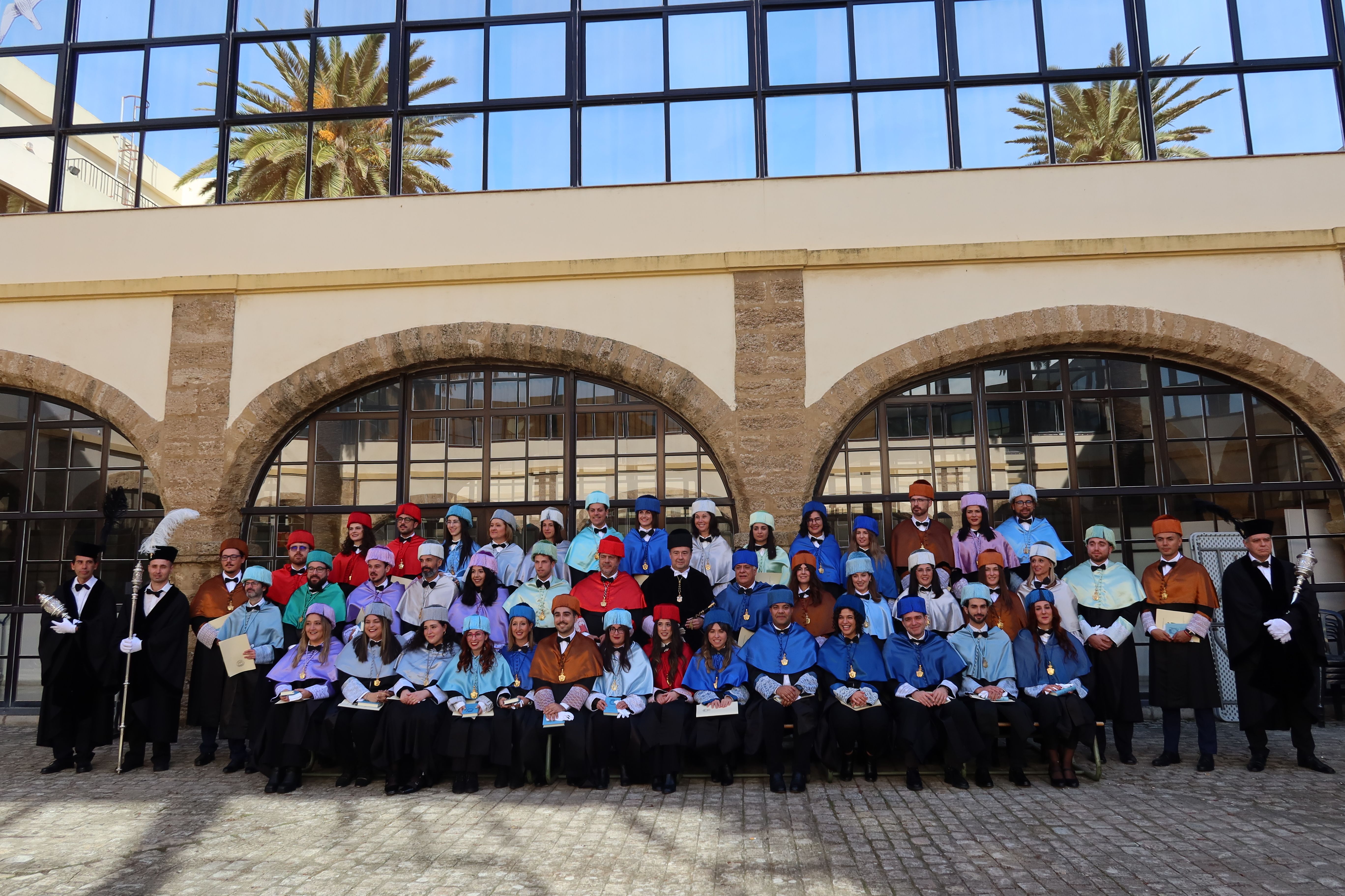 Los nuevos doctores y doctoras y el claustro universitario, tras el acto de investidura.