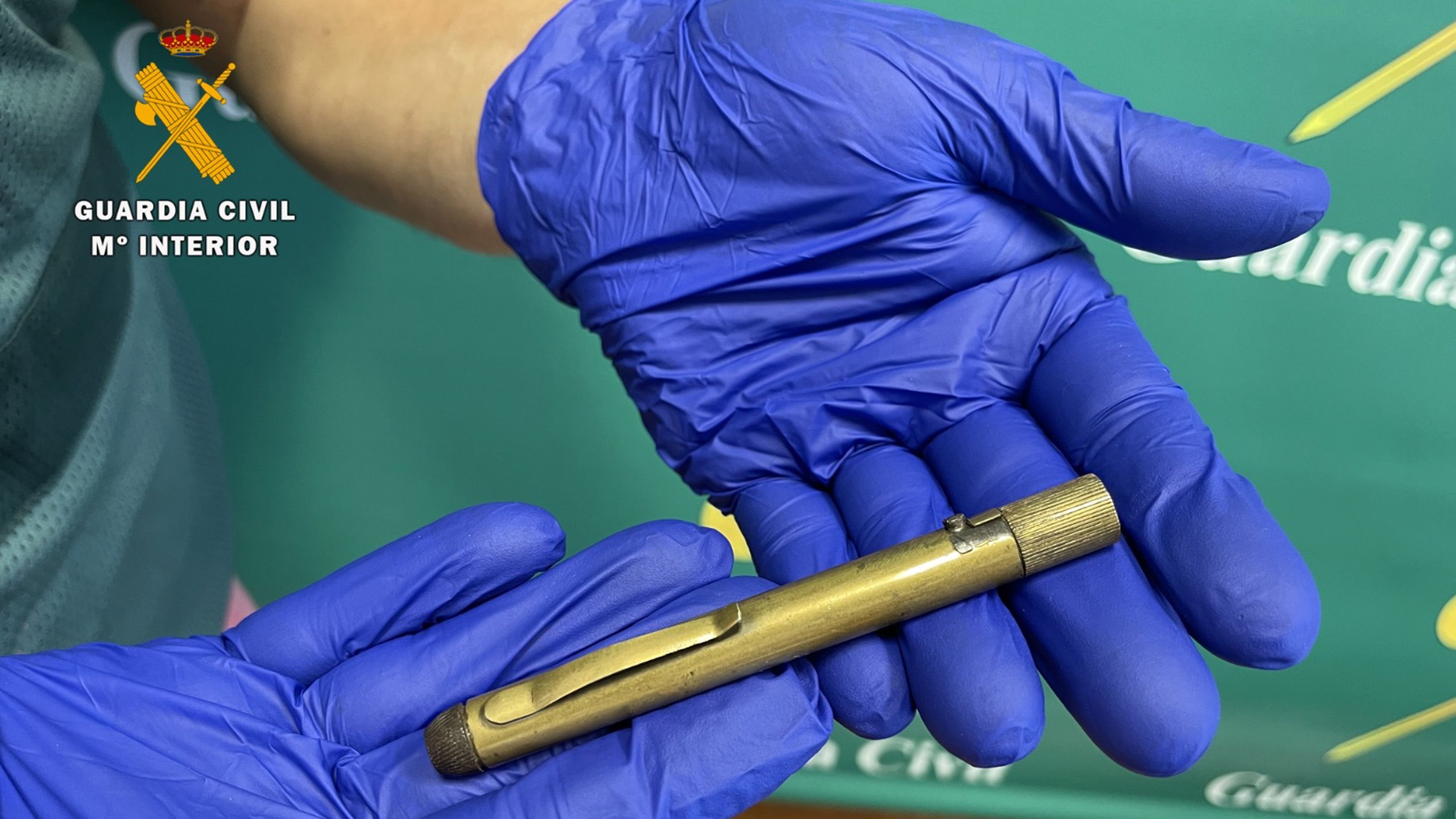 Un boli-pistola enseñado por la Guardia Civil.