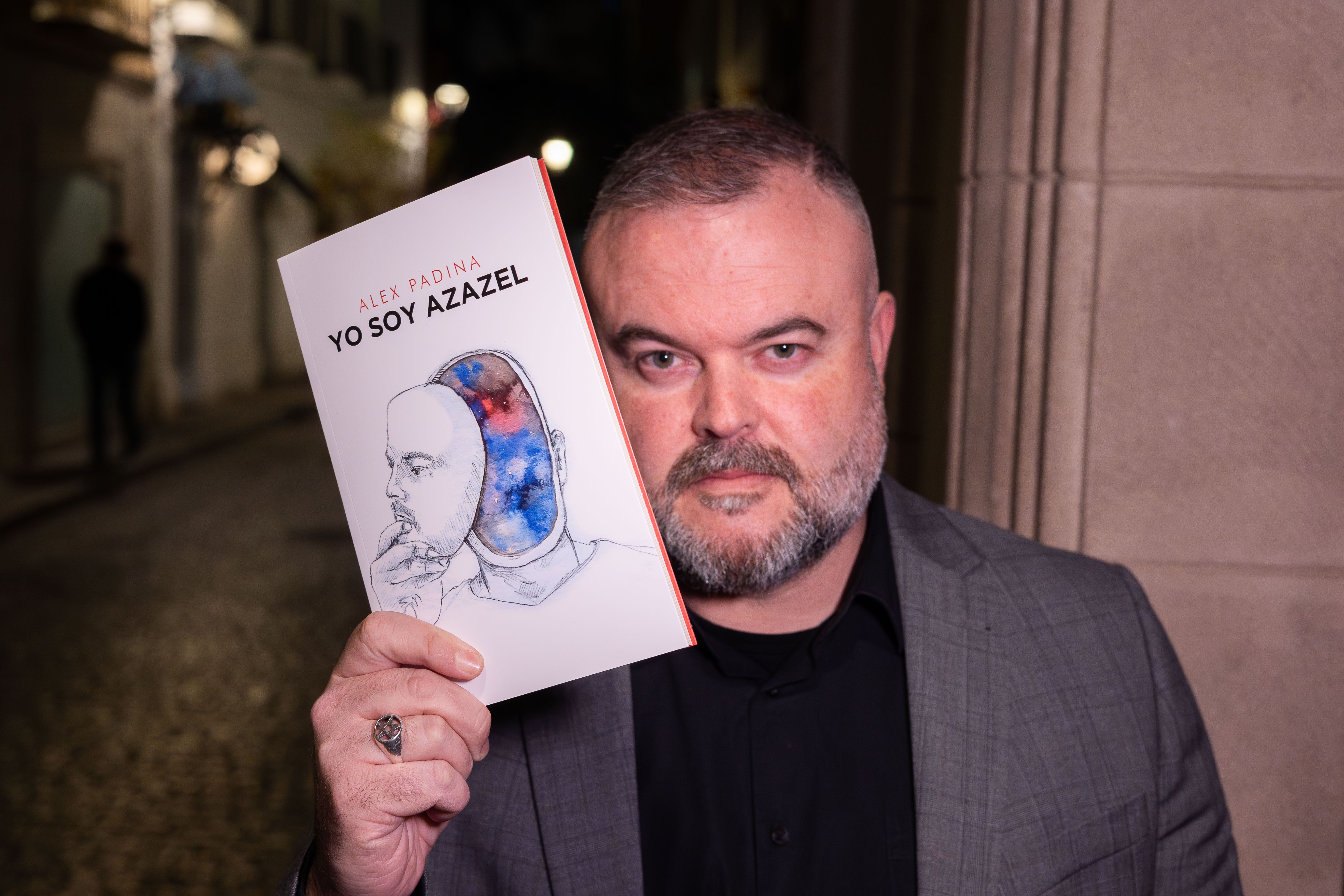 Álex Padina, con un ejemplar de su primer poemario 'Yo soy Azazel'