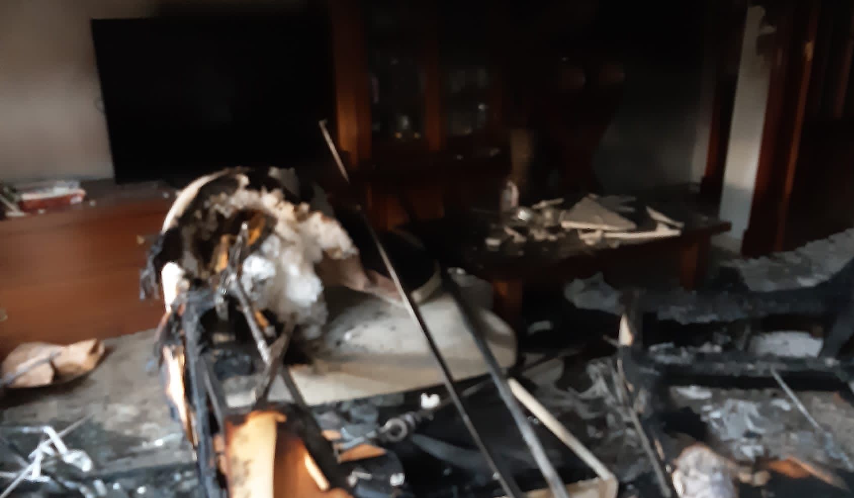 Estado en que quedó el salón de la vivienda en Jerez.