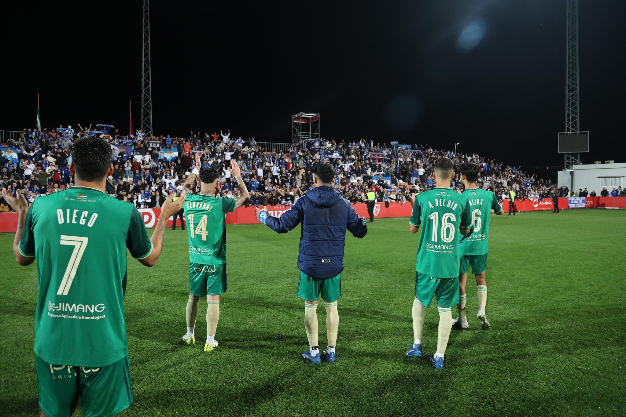 Los jugadores del Xerez CD, tras su victoria ante el filial de Sevilla, celebran con los aficionados xerecistas.