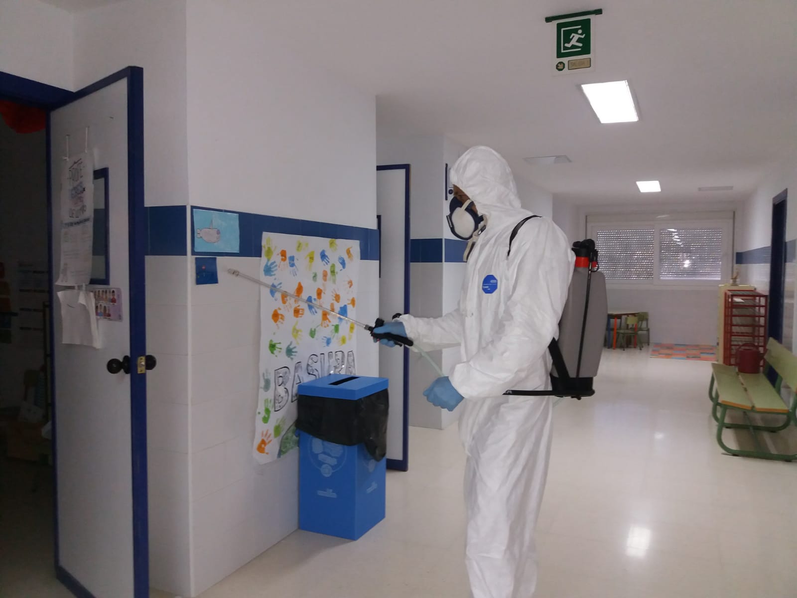 Labores de desinfección en un colegio de Trebujena.
