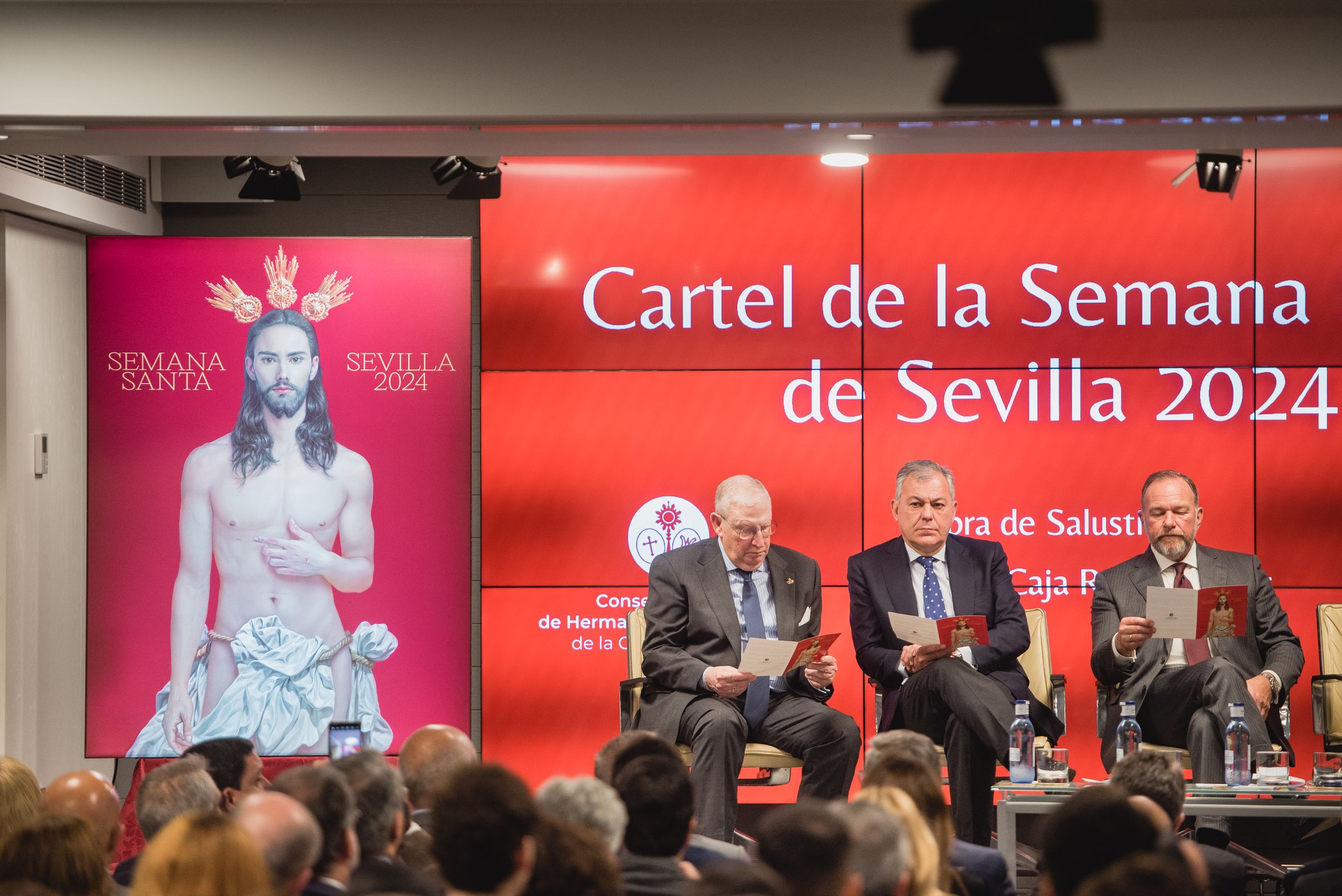 La presentación del cartel de la Semana Santa de Sevilla, el pasado sábado, con el alcalde en el acto.