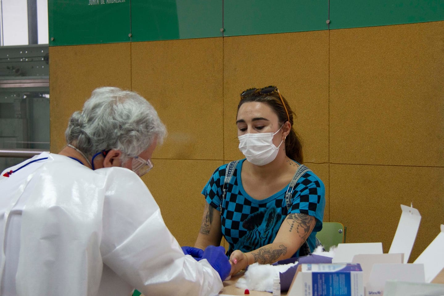 Prueba de coronavirus a una empleada de la ayuda a domicilio en Arcos, semanas atrás. FOTO: JUNTA