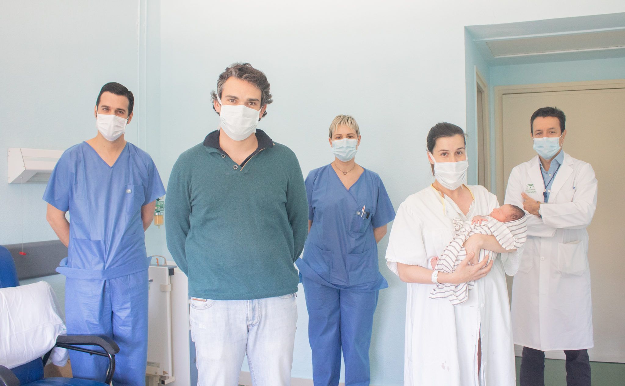 Los padres del pequeño, con personal del Hospital Virgen del Rocío.