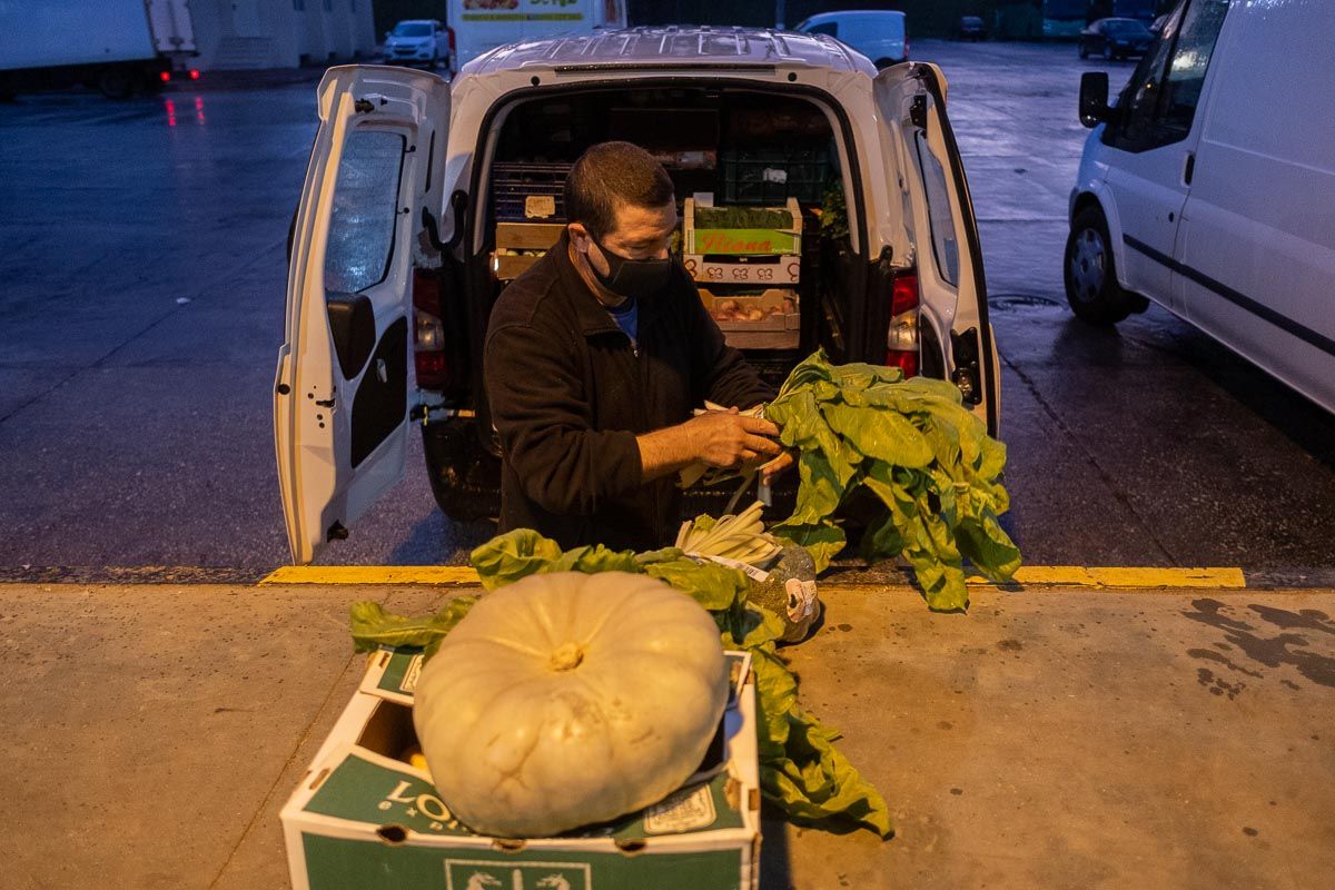 Un minorista de una frutería, comprando en el Mercajerez.
