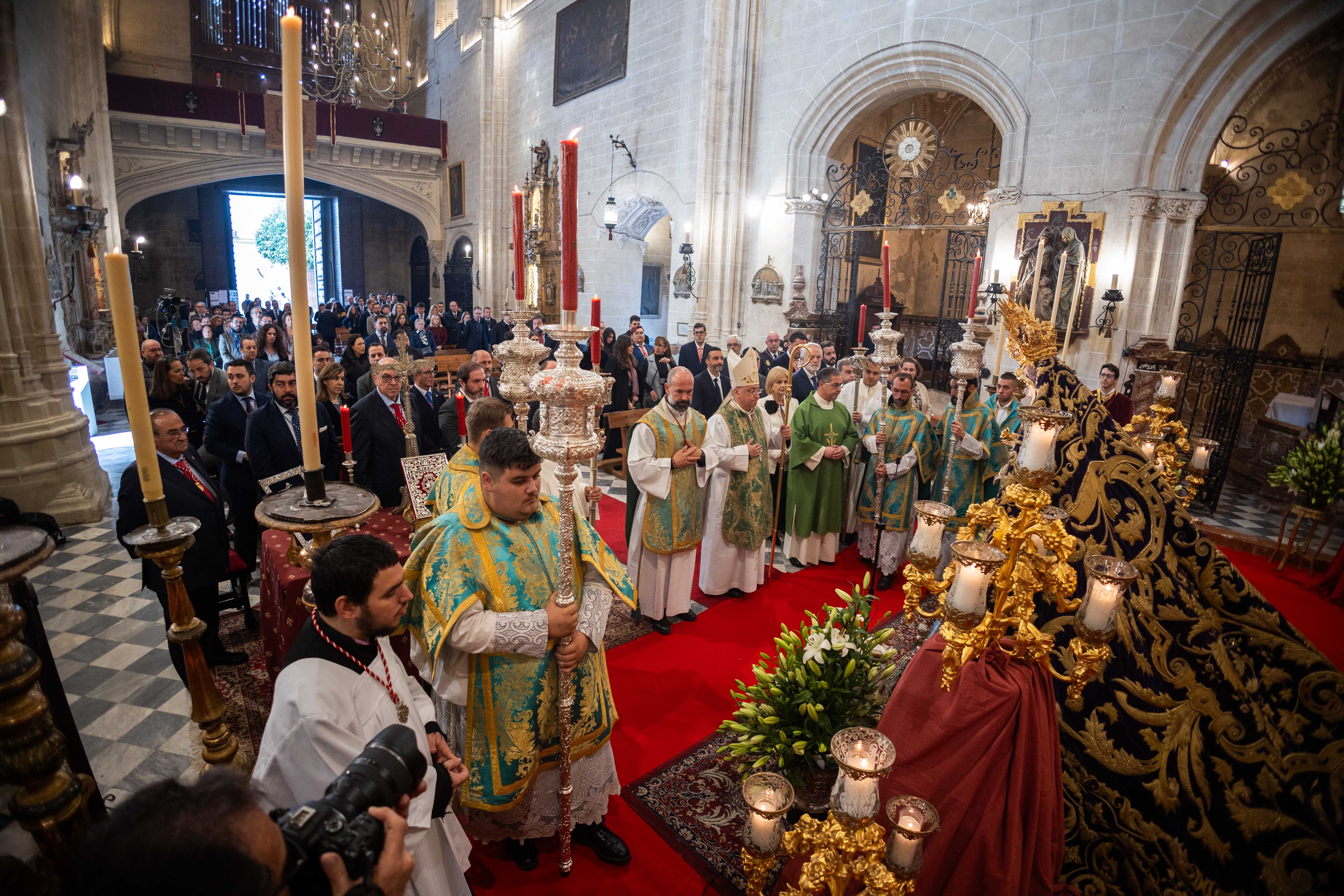 Al final de la función, el obispo procediendo a la apertura del besamanos de Santa Maria de la Paz y Concordia.